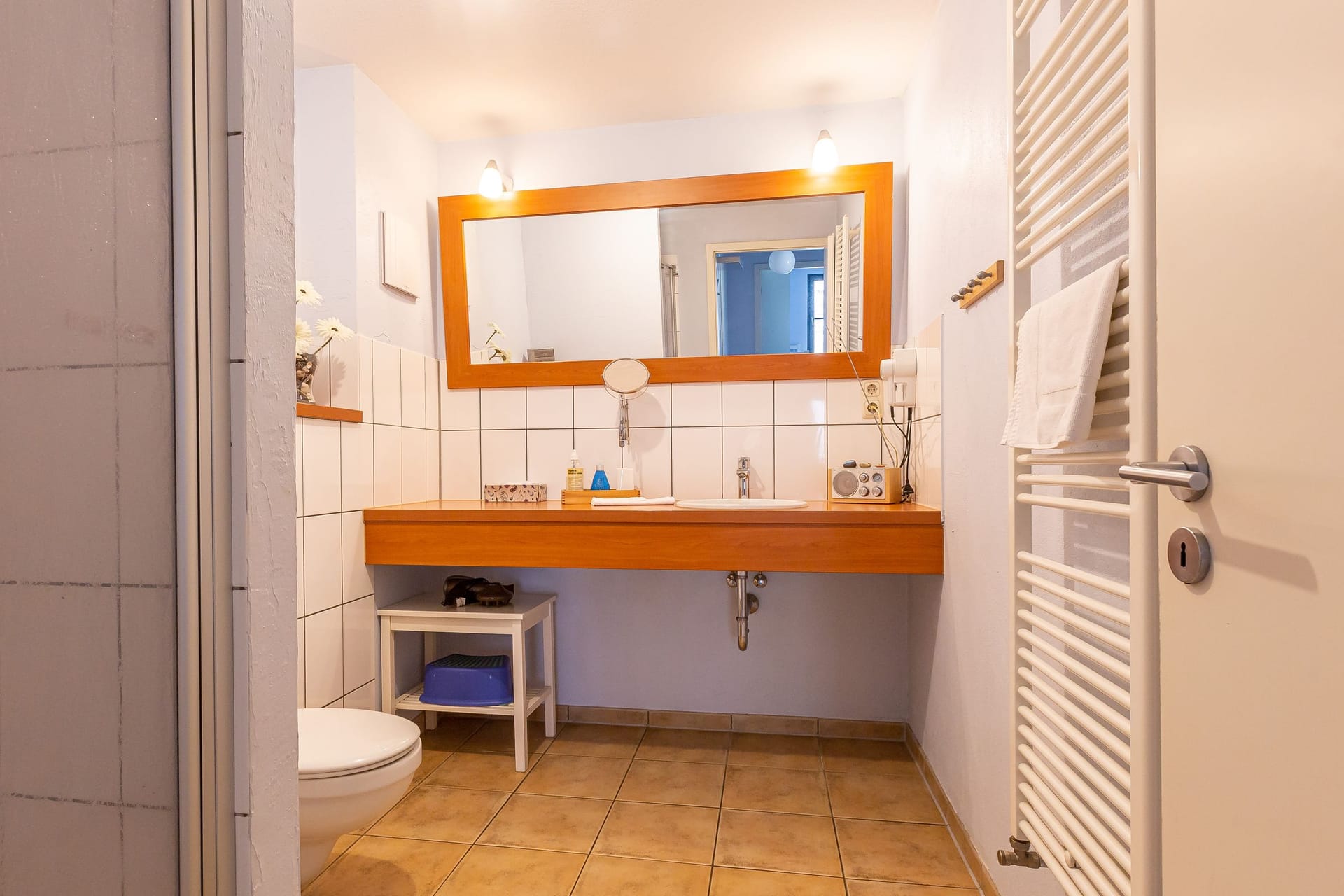 Helles Badezimmer mit modernem Design