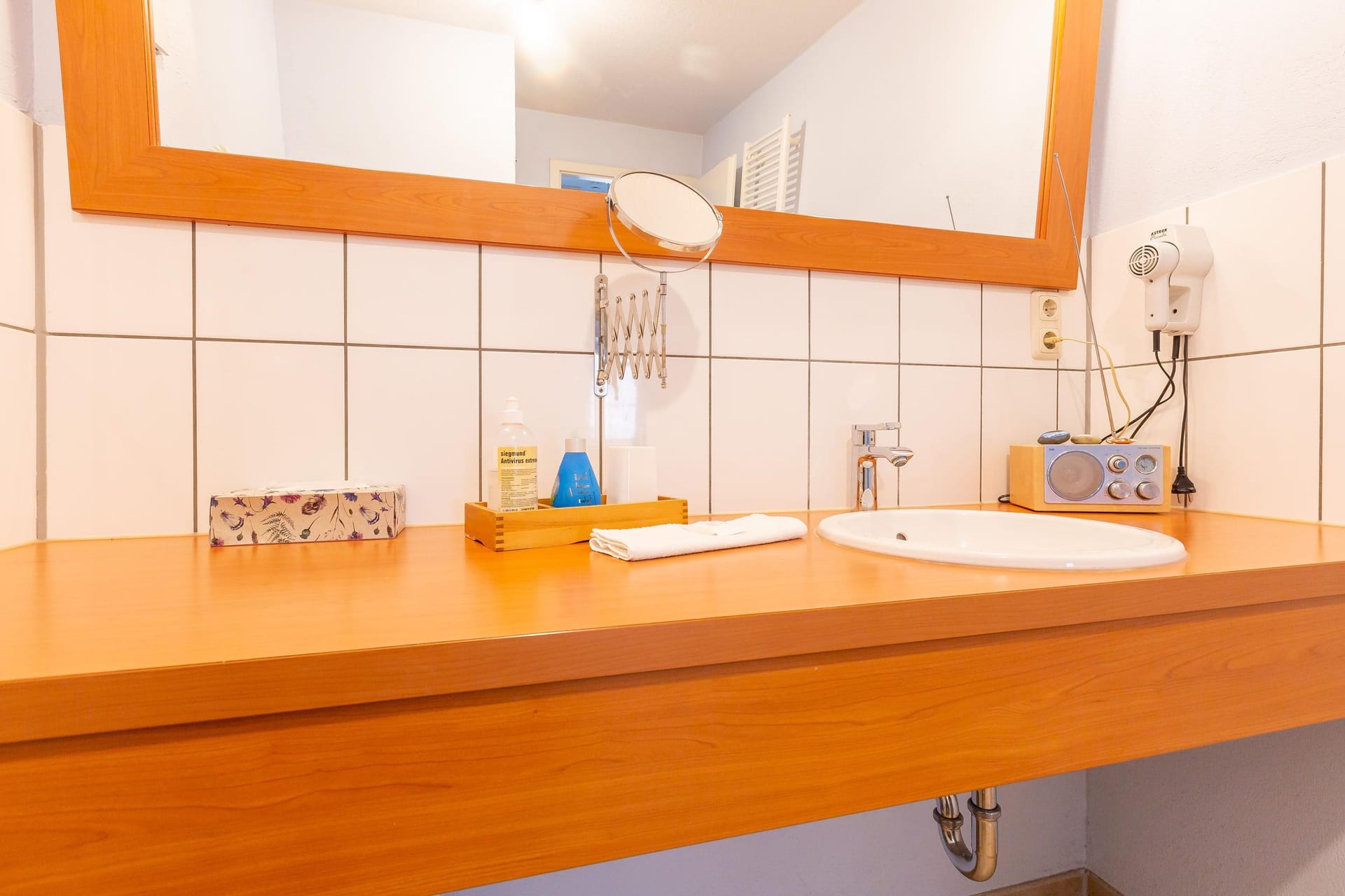 Modernes Badezimmer mit Waschbecken und Spiegel