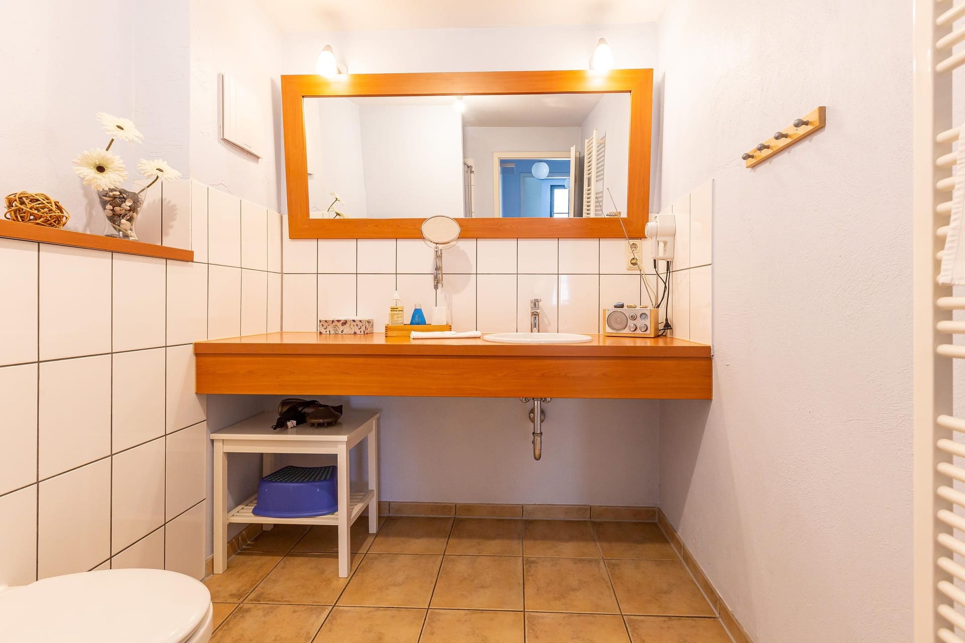 Modernes Badezimmer mit Waschbecken und Spiegel