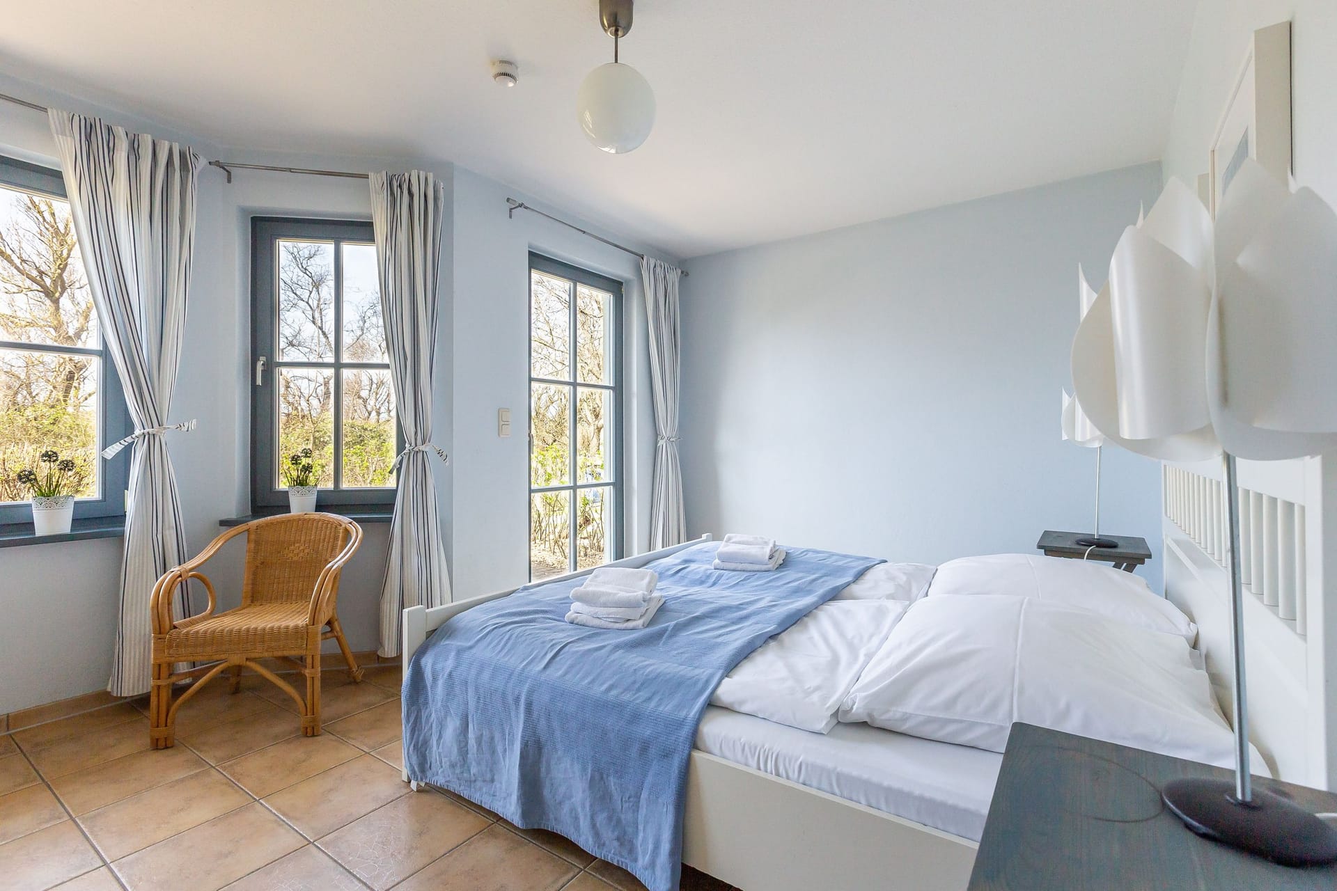 Helles Schlafzimmer mit bequemen Möbeln