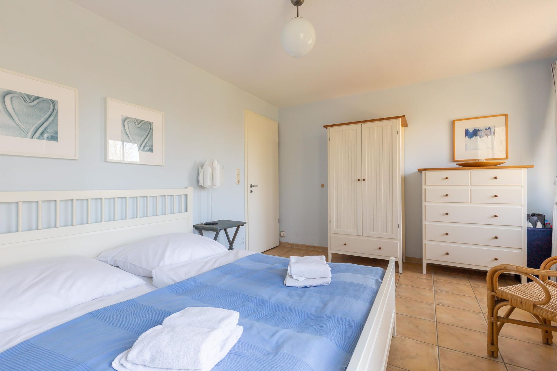 Schlafzimmer mit großem Bett und Kleiderschrank.