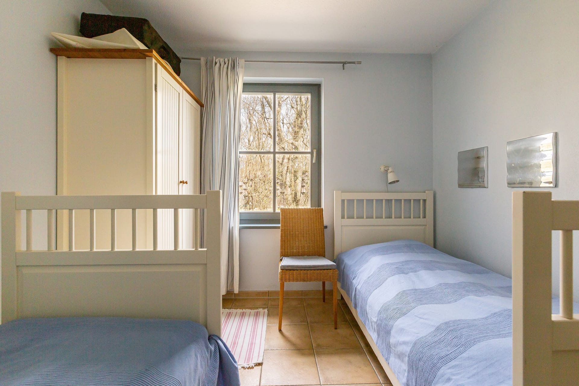 Schlafzimmer mit zwei Einzelbetten