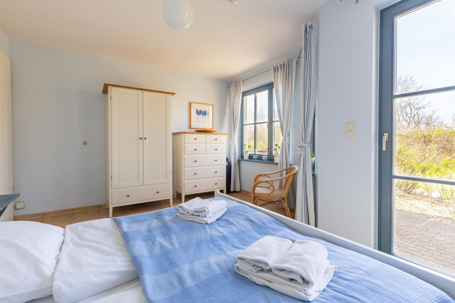 Helles Schlafzimmer mit Blick ins Freie
