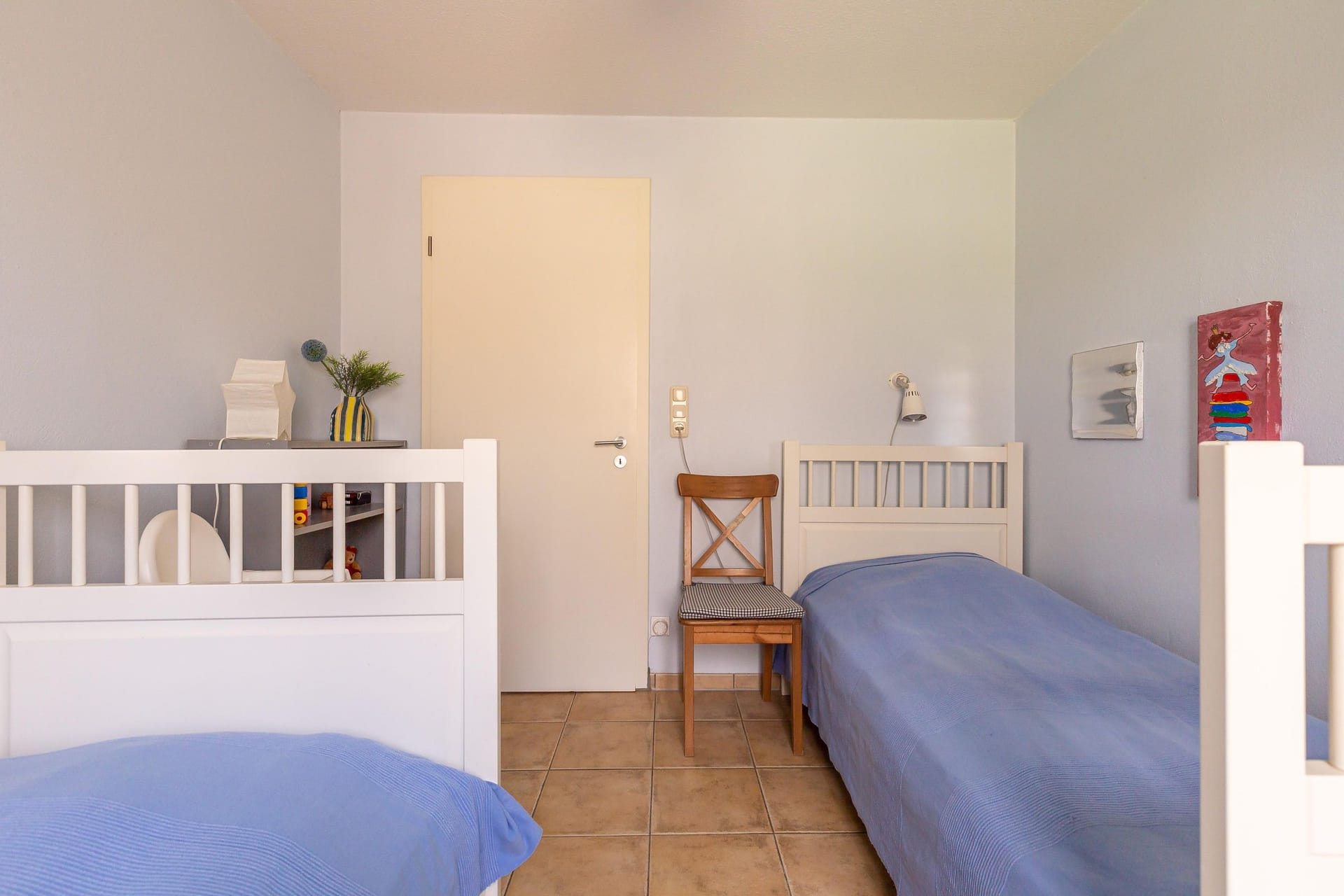Schlafzimmer mit zwei Einzelbetten und Stuhl