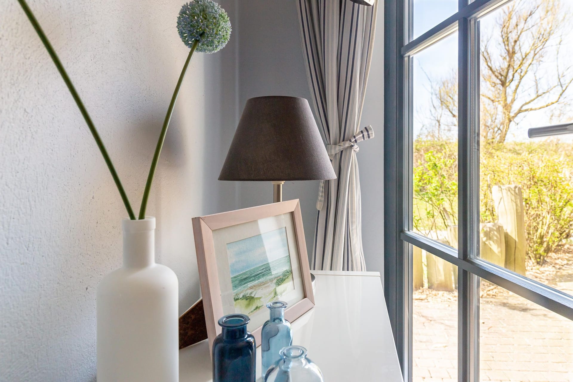 Wohnzimmer mit Tisch und dekorativen Elementen