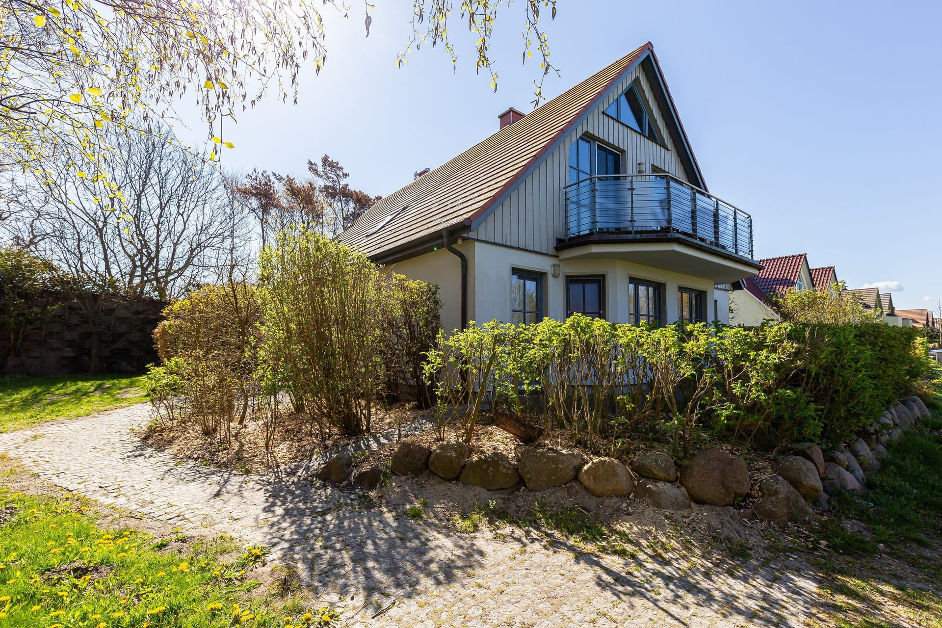 Außenansicht eines Hauses mit Garten