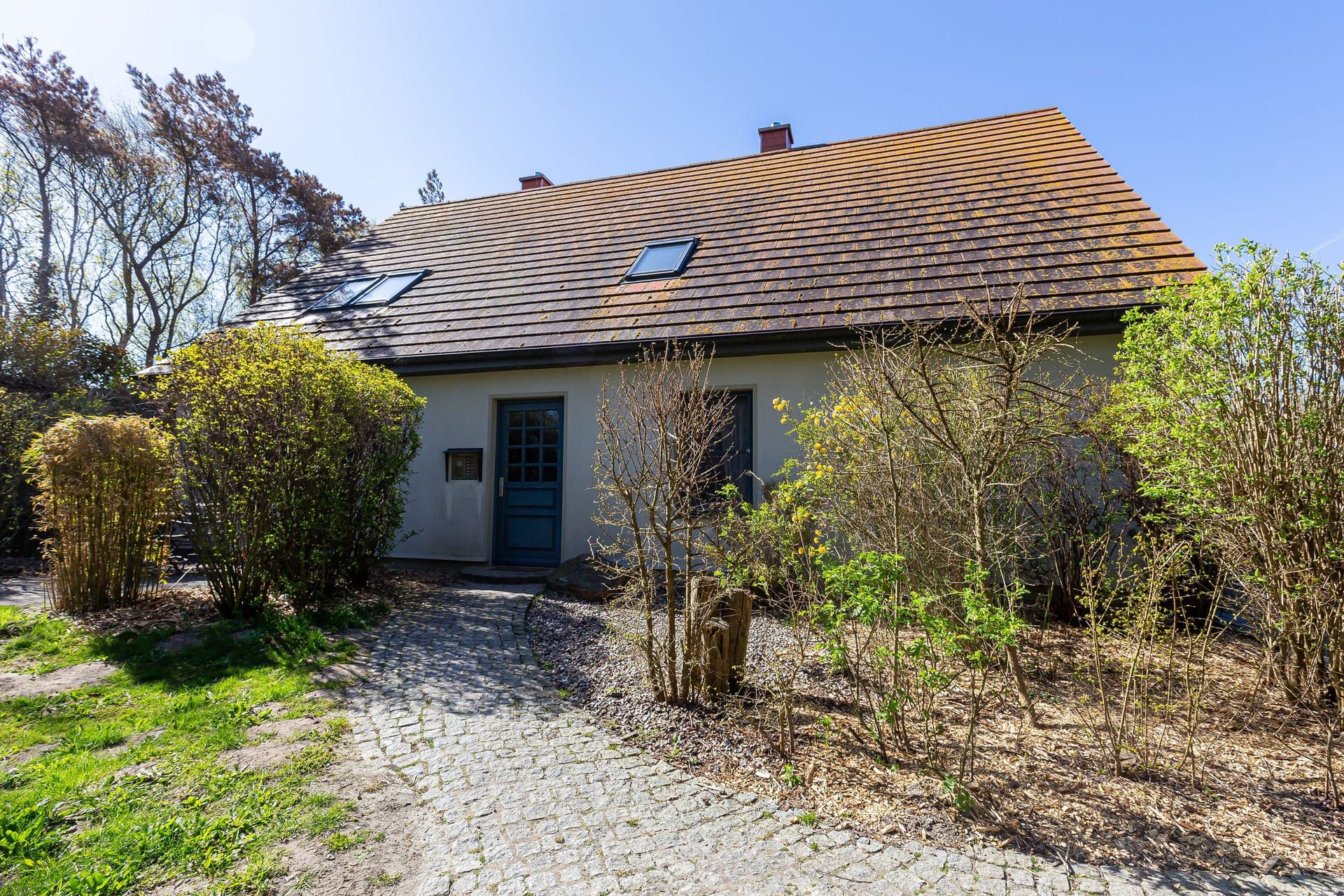 Außenansicht eines Hauses mit Garten