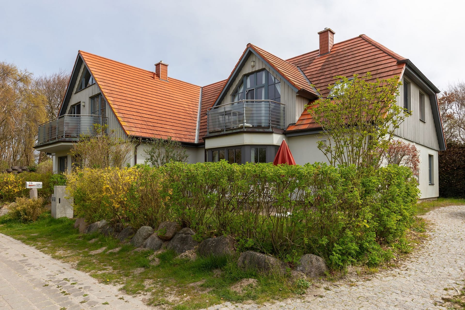 Außenansicht eines charmanten Hauses mit Garten