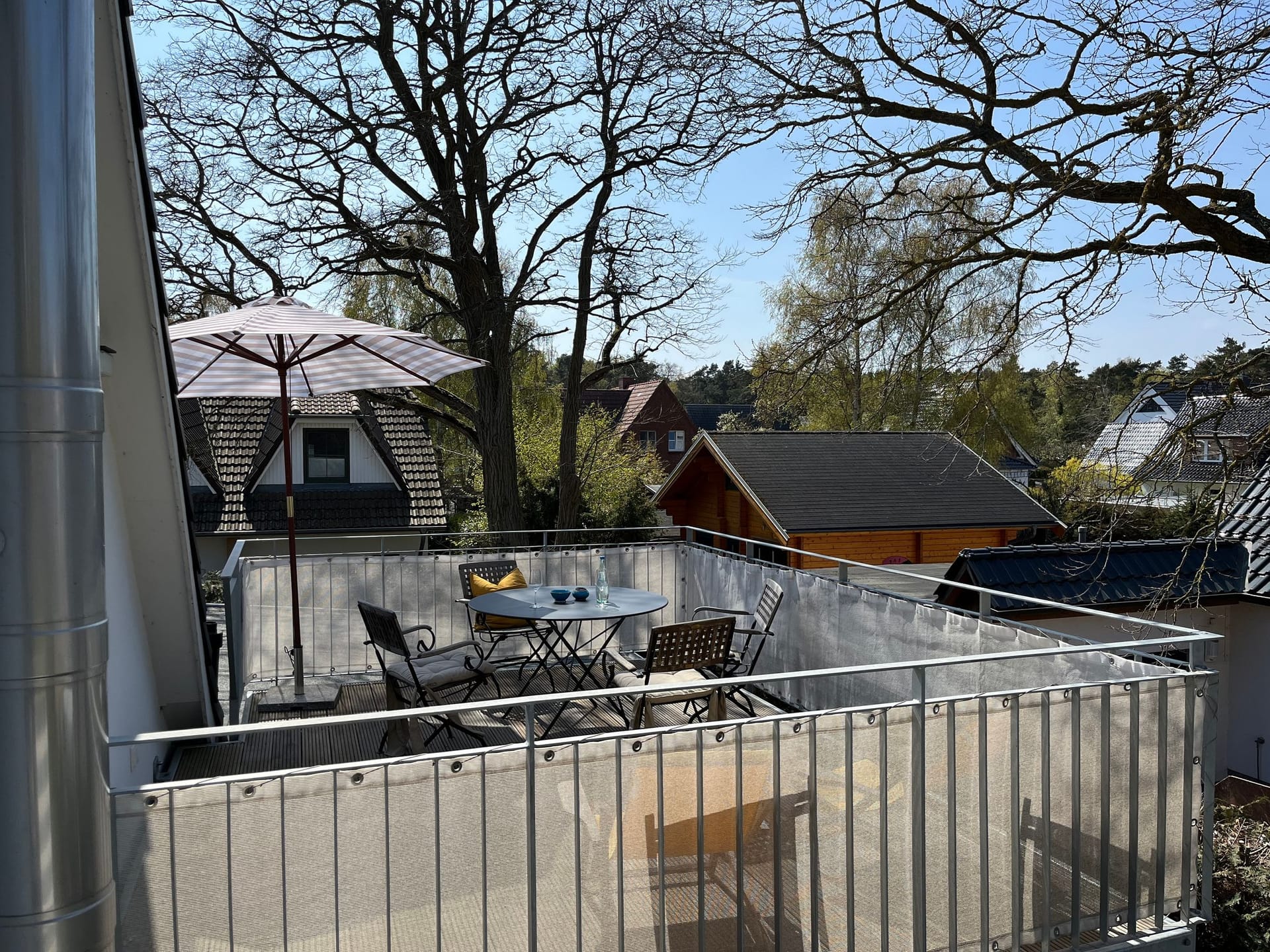 Geräumige Terrasse mit Tisch und Stühlen