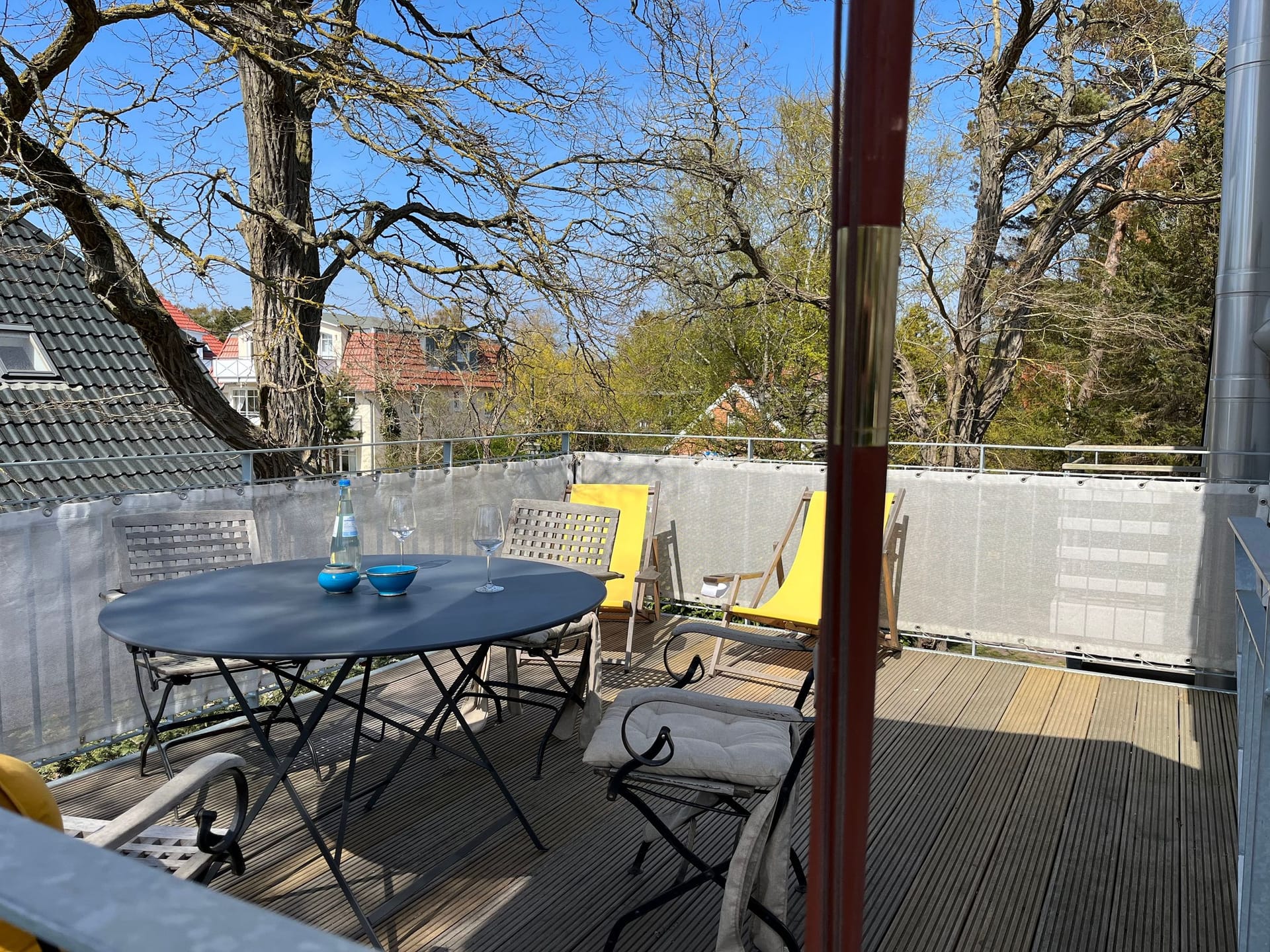 Terrasse mit Tisch und Stühlen in grüner Umgebung