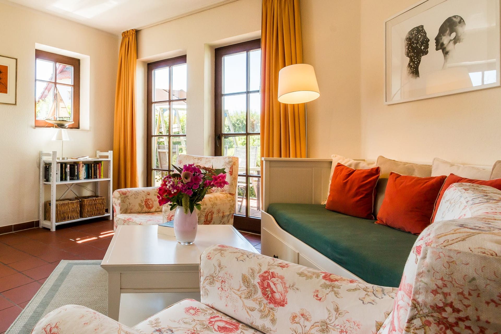 Helles Wohnzimmer mit Couch und Bücherregal