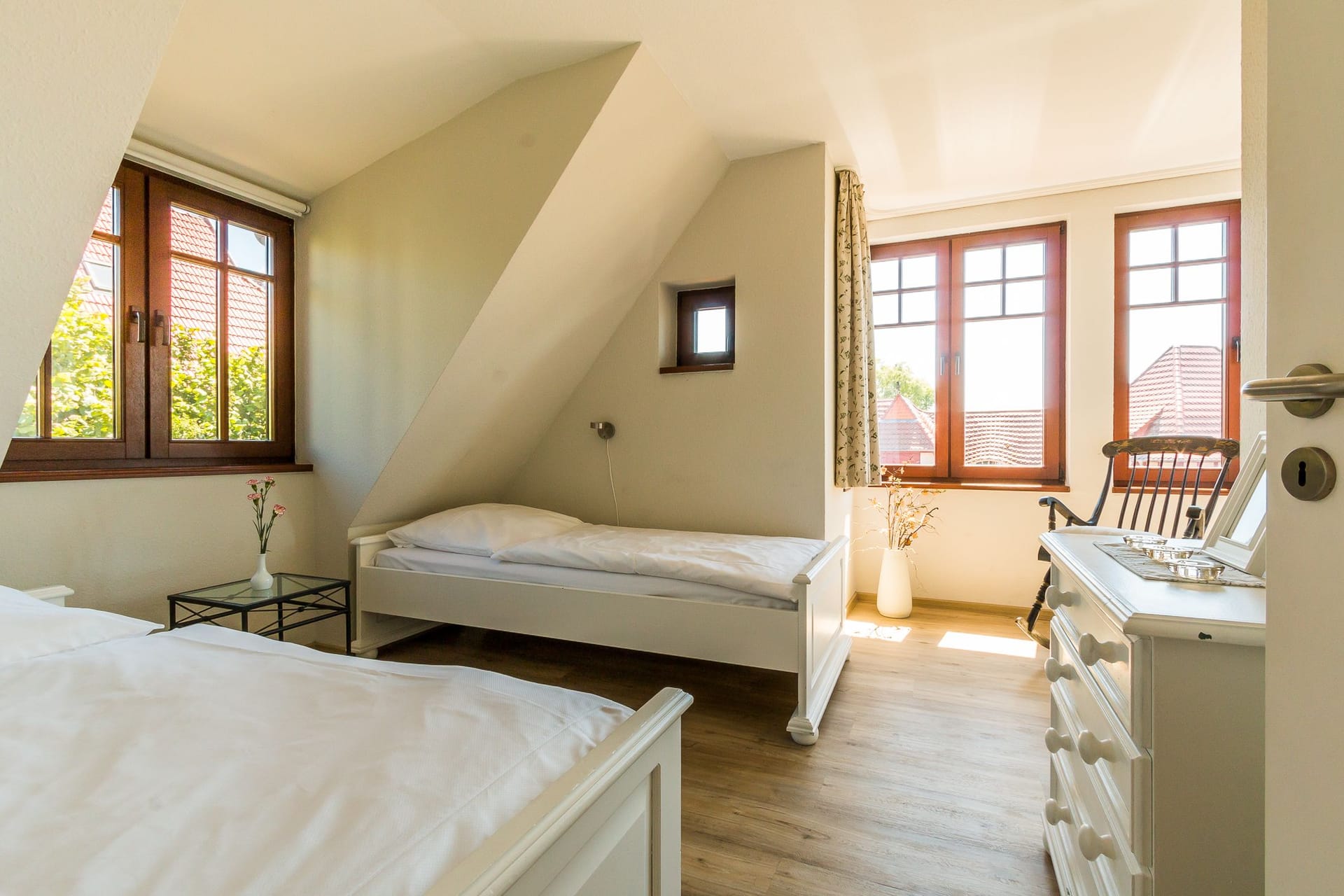 Gemütliches Schlafzimmer mit zwei Betten