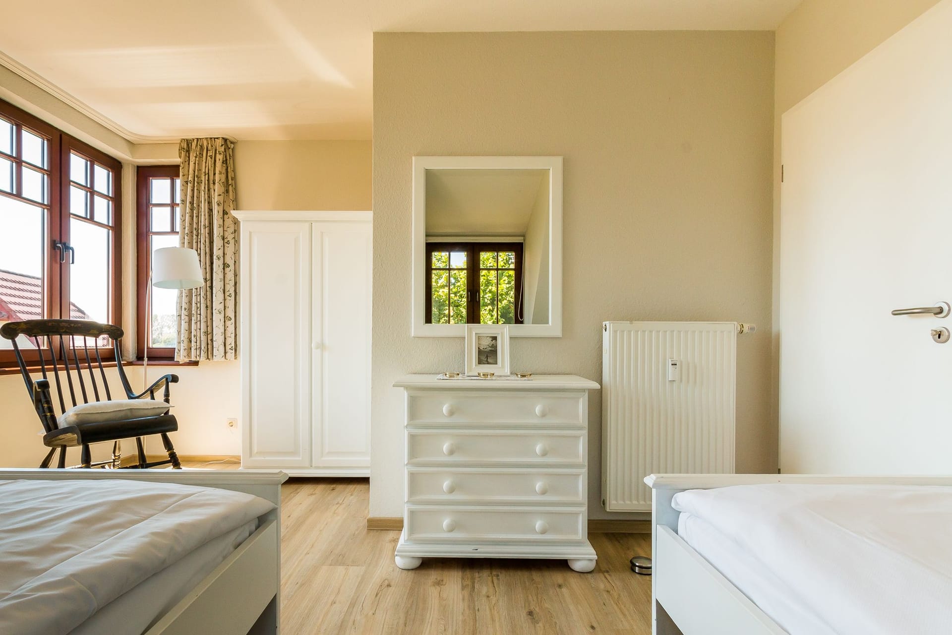 Helles Schlafzimmer mit zwei Einzelbetten