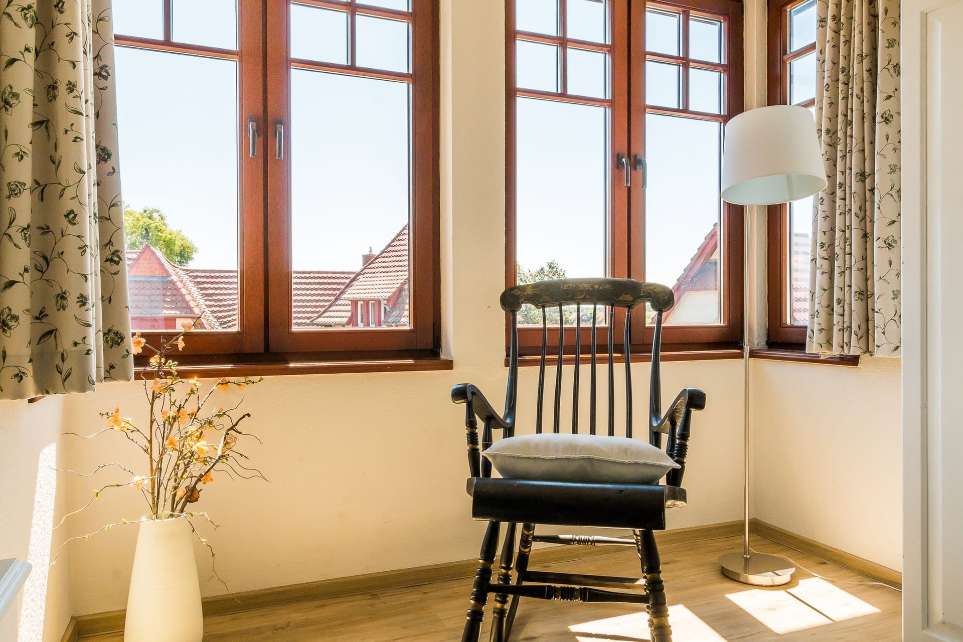 Helles Wohnzimmer mit Stuhl und Fenstern