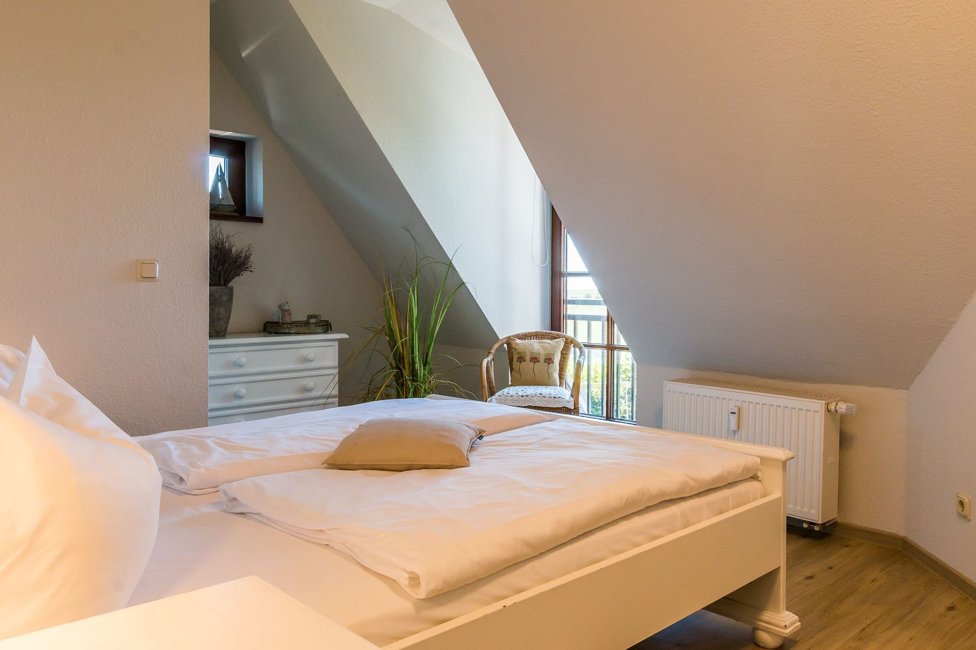 Schlafzimmer mit Fenster und Kommode