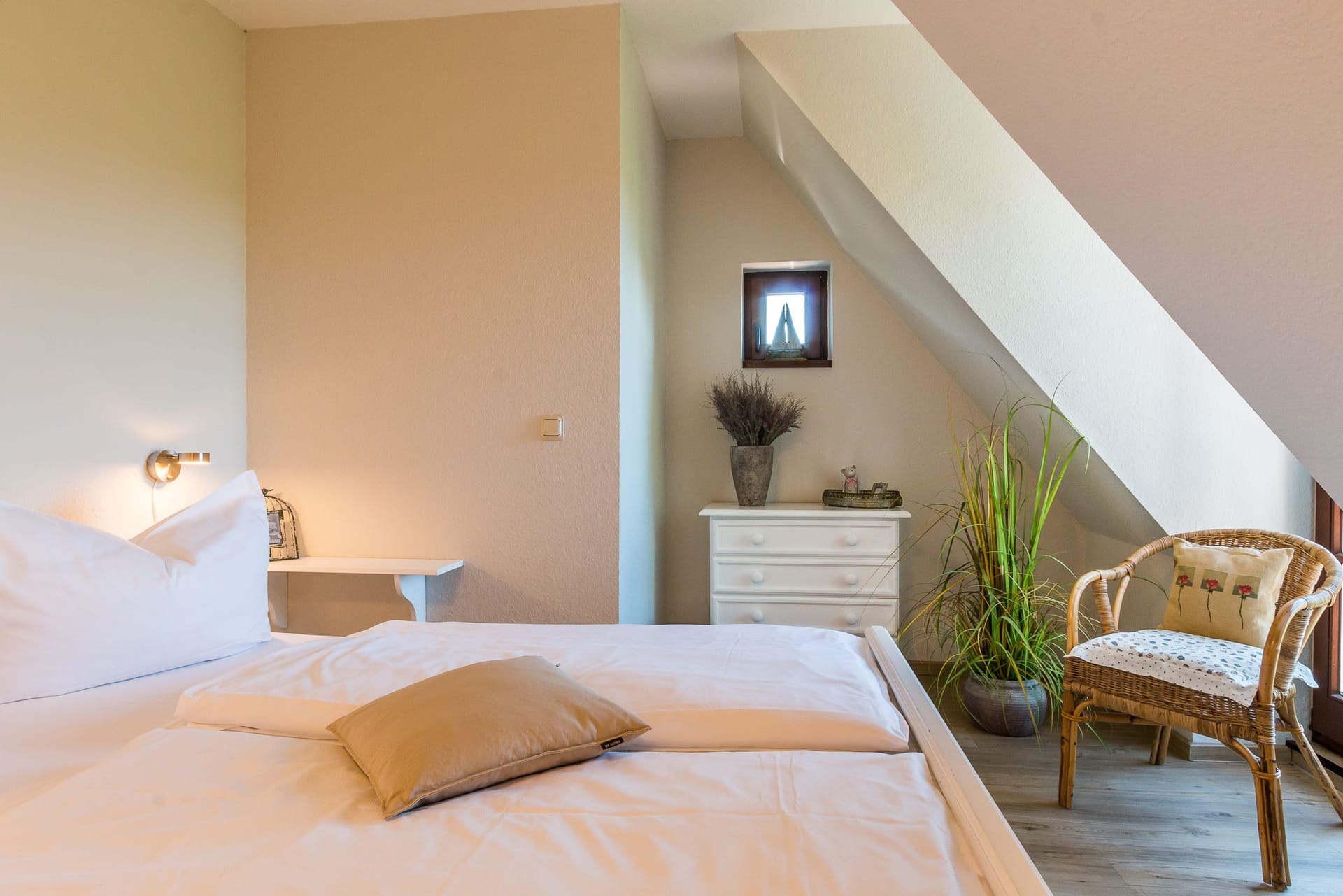 Gemütliches Schlafzimmer mit Bett und Stuhl