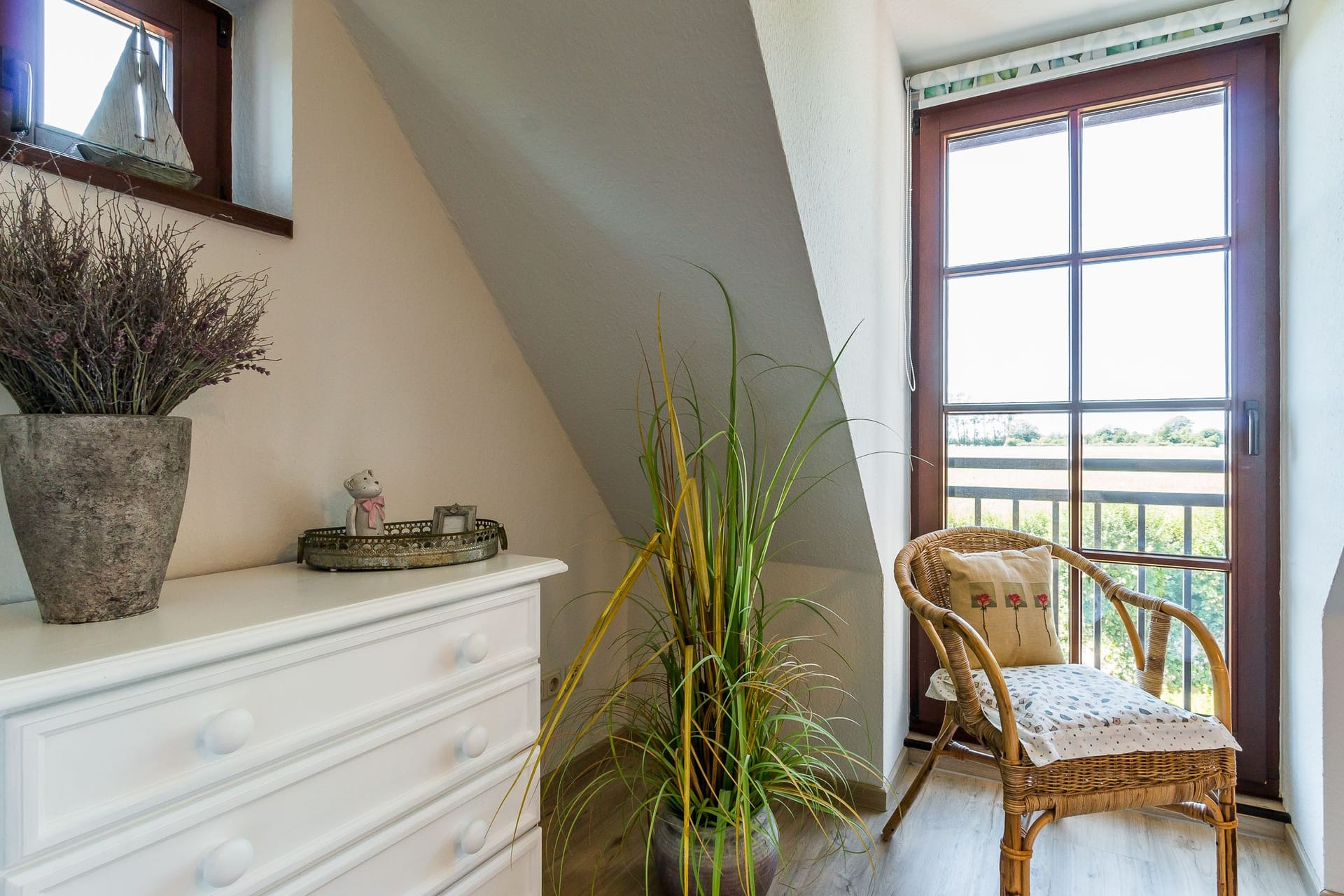 Balkon mit Pflanzen und gemütlichem Stuhl