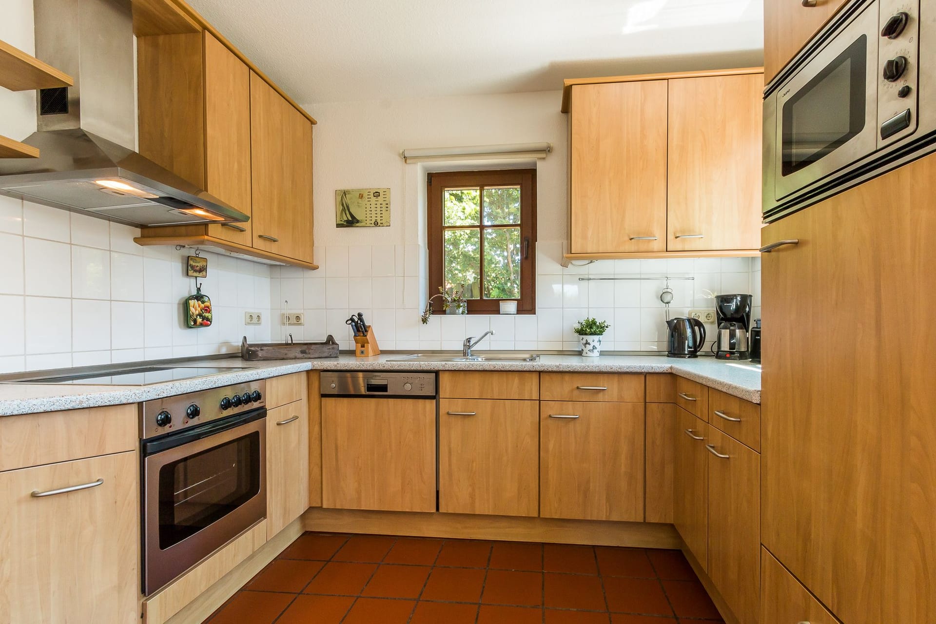 Moderne Küche mit Holzschränken und Fenster