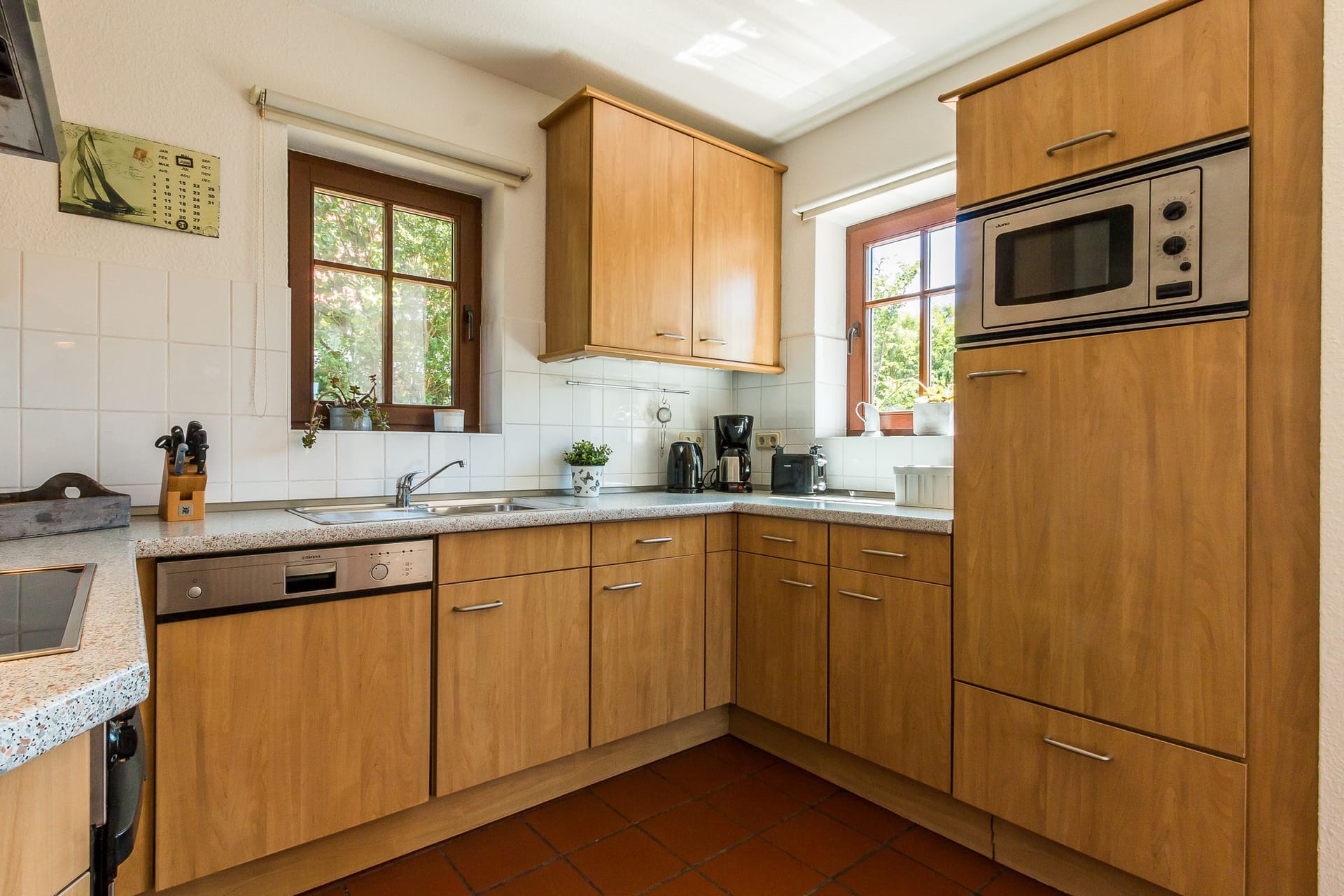 Moderne Küche mit Holzschränken