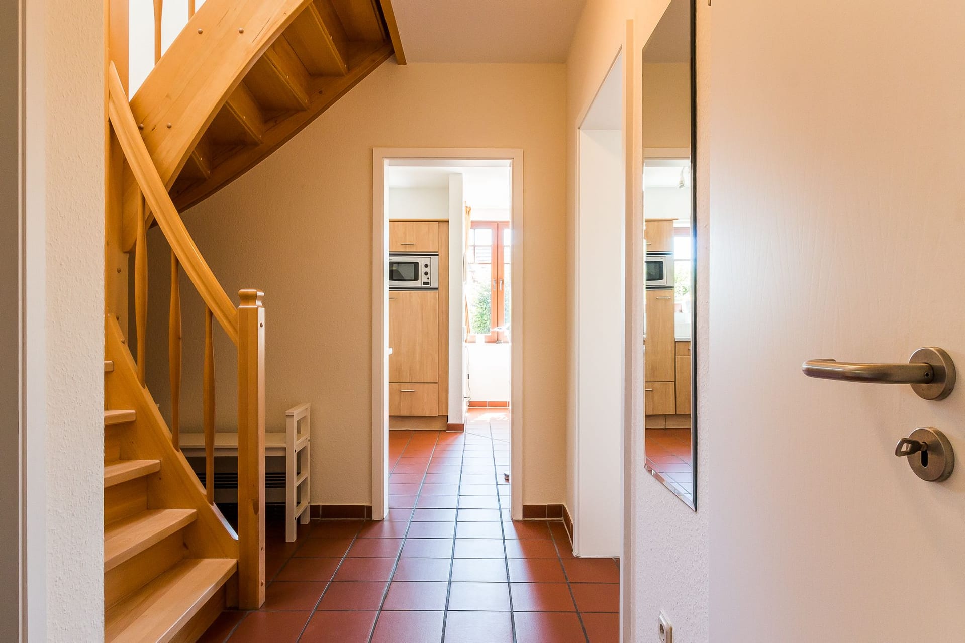 Flur mit Treppe und Zugang zur Küche