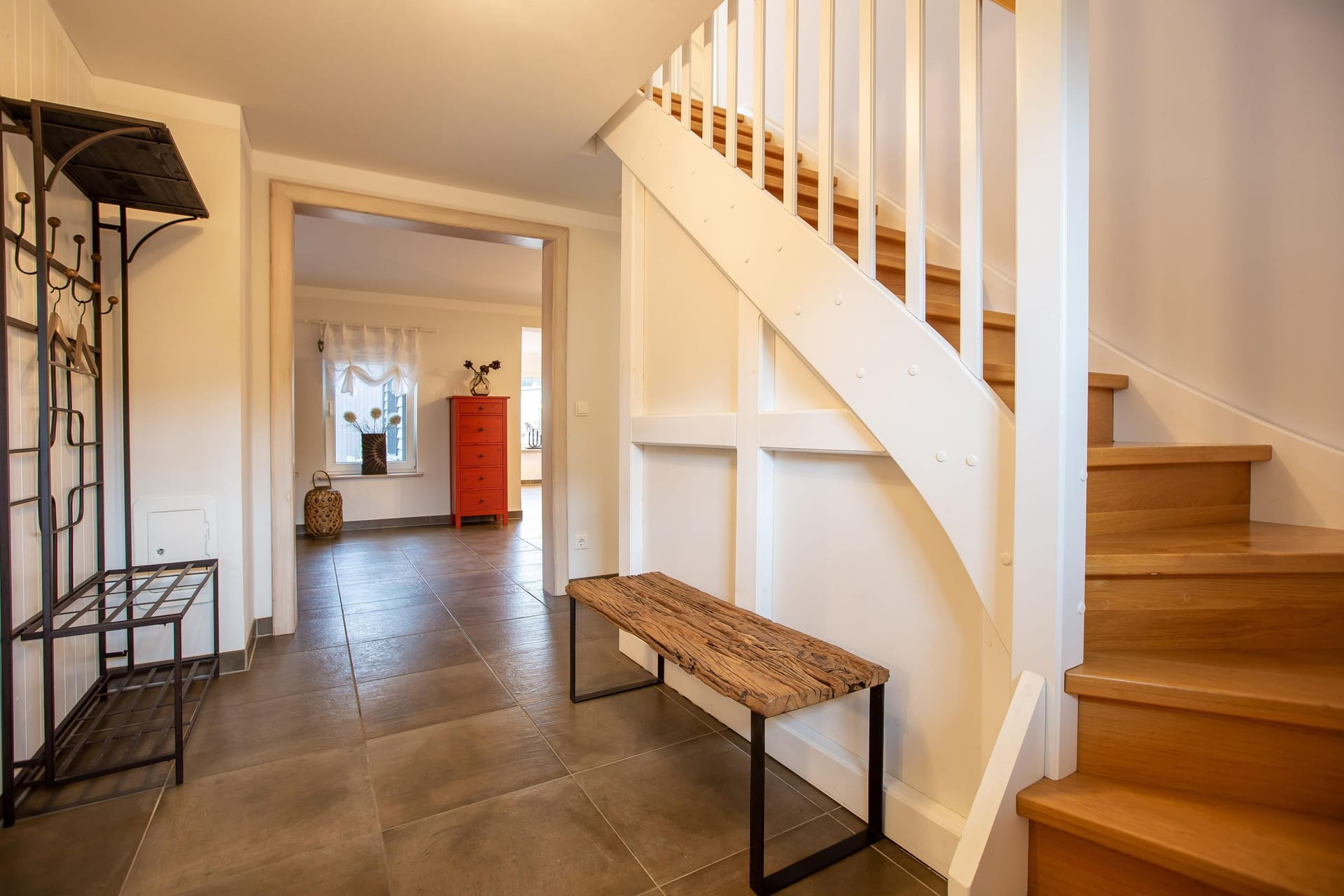 Eingangsbereich mit Treppe und Holzbank
