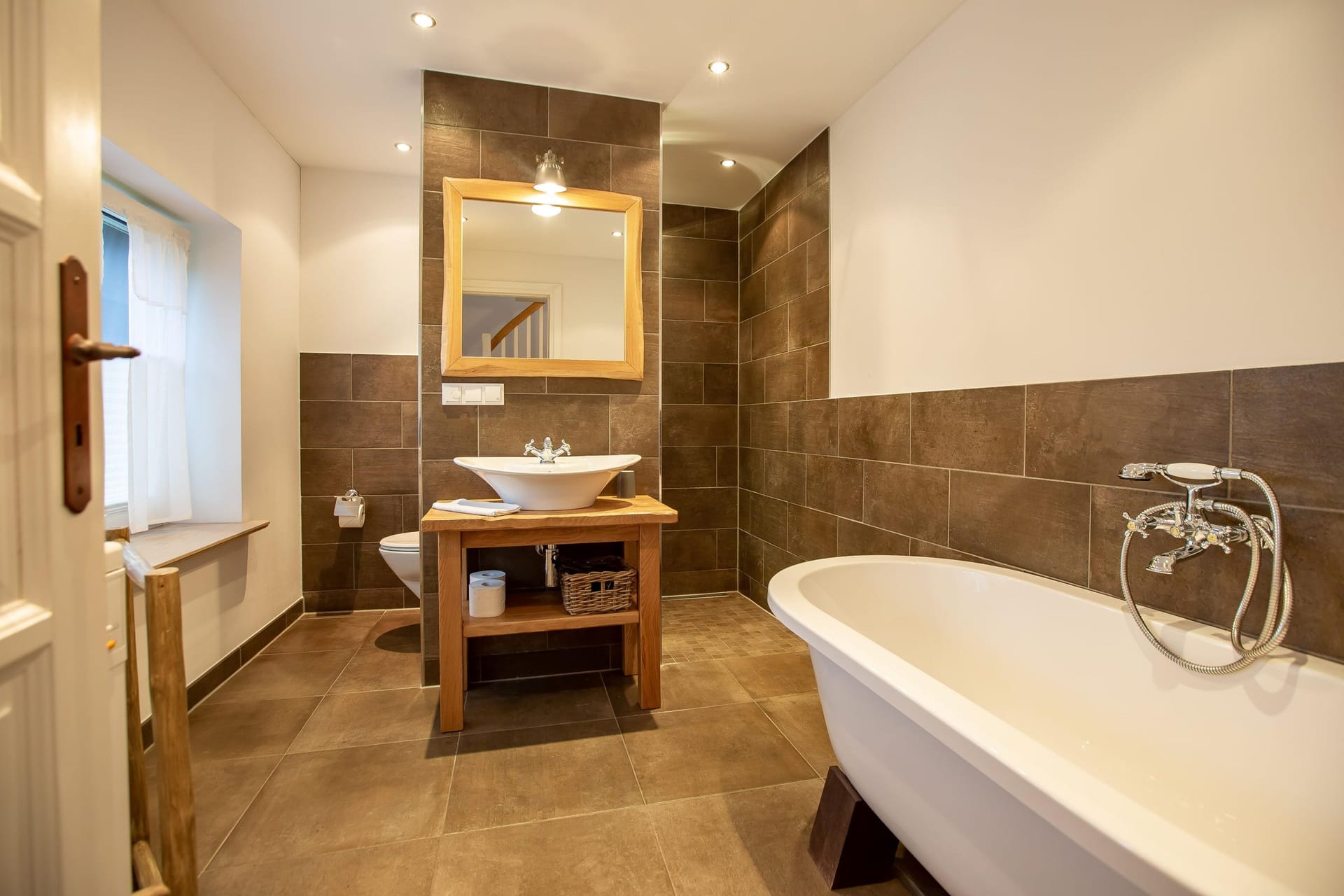 Modernes Badezimmer mit freistehender Badewanne