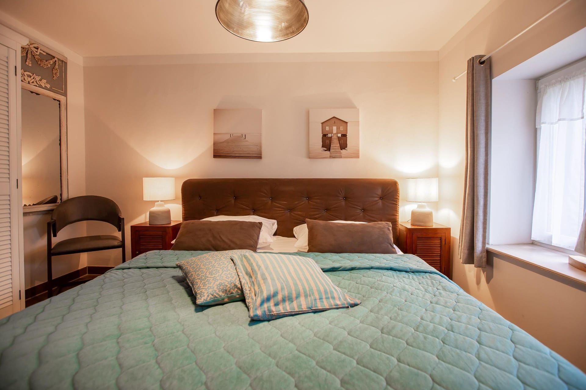 Schlafzimmer mit großem Bett und stilvollem Design