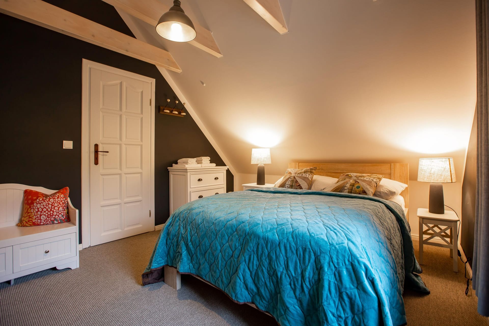 Gemütliches Schlafzimmer mit Doppelbett und Nachttischen.