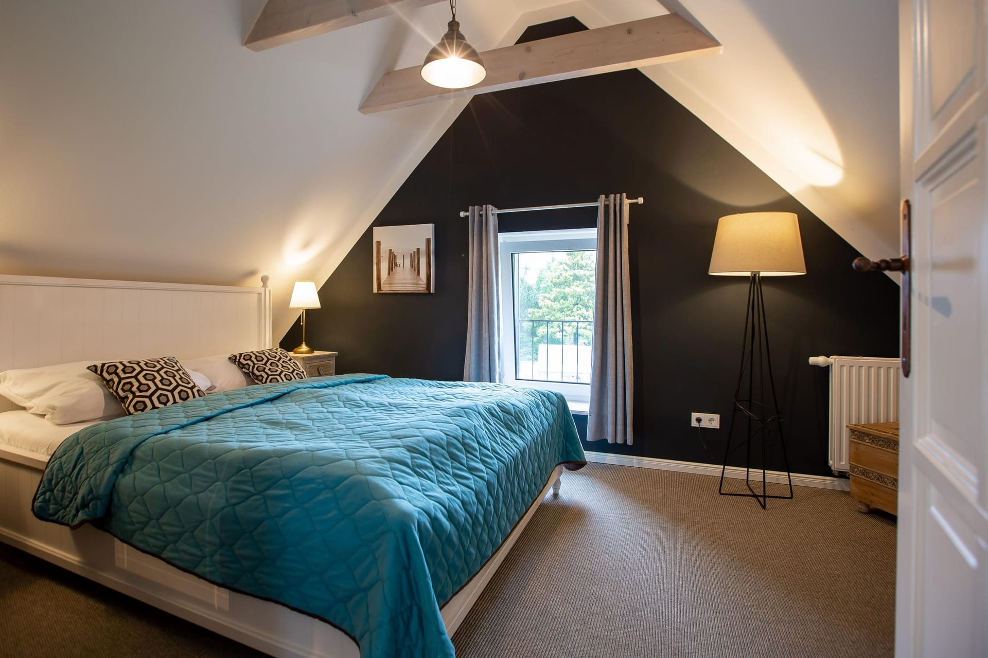 Schlafzimmer mit Doppelbett und Fenster