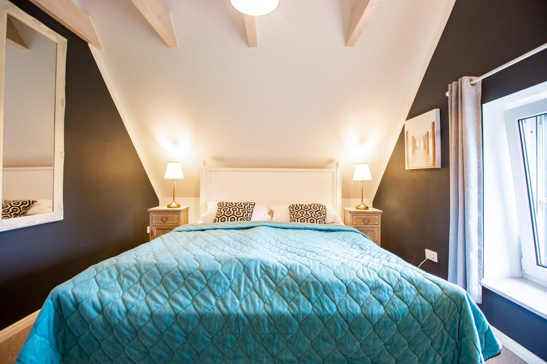 Gemütliches Schlafzimmer mit Doppelbett