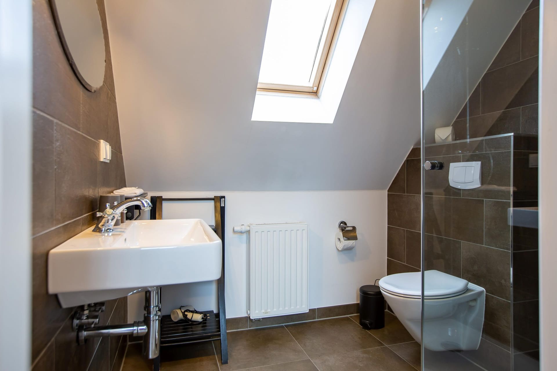Modernes Badezimmer mit Dusche und Fenster