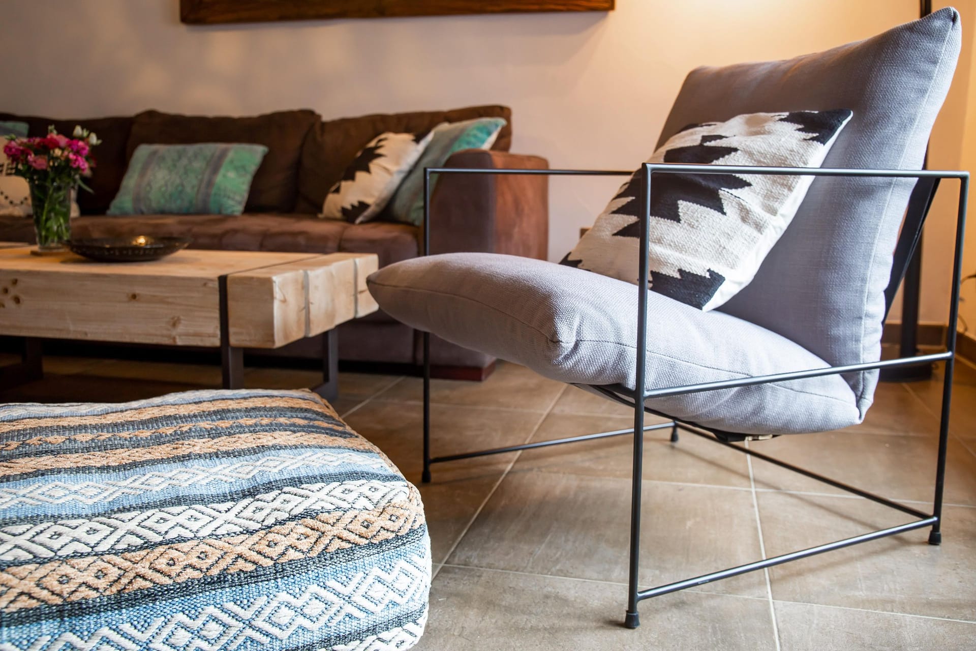 Gemütliches Wohnzimmer mit stilvollem Sessel