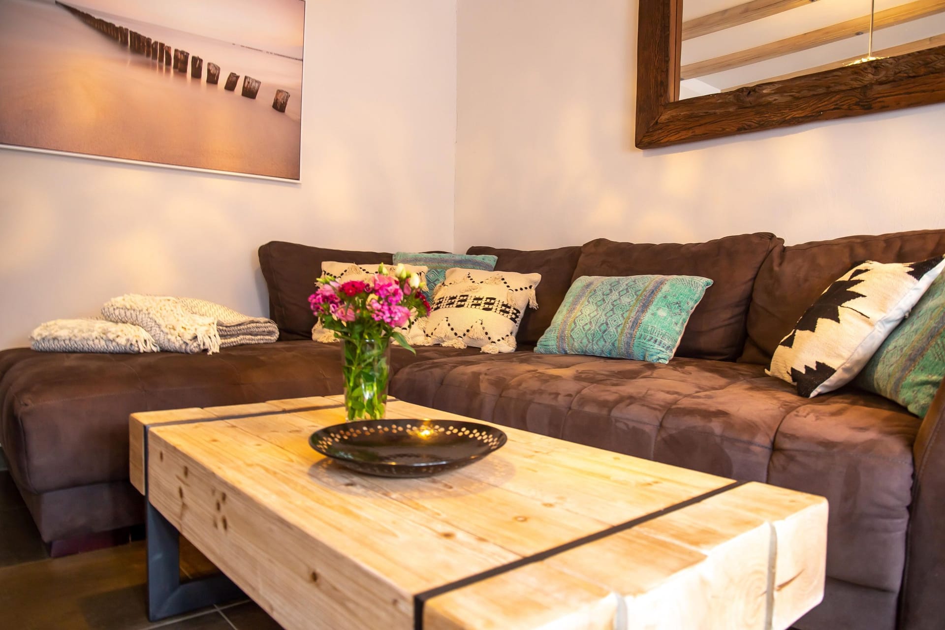 Gemütliches Wohnzimmer mit Sofa und Couchtisch