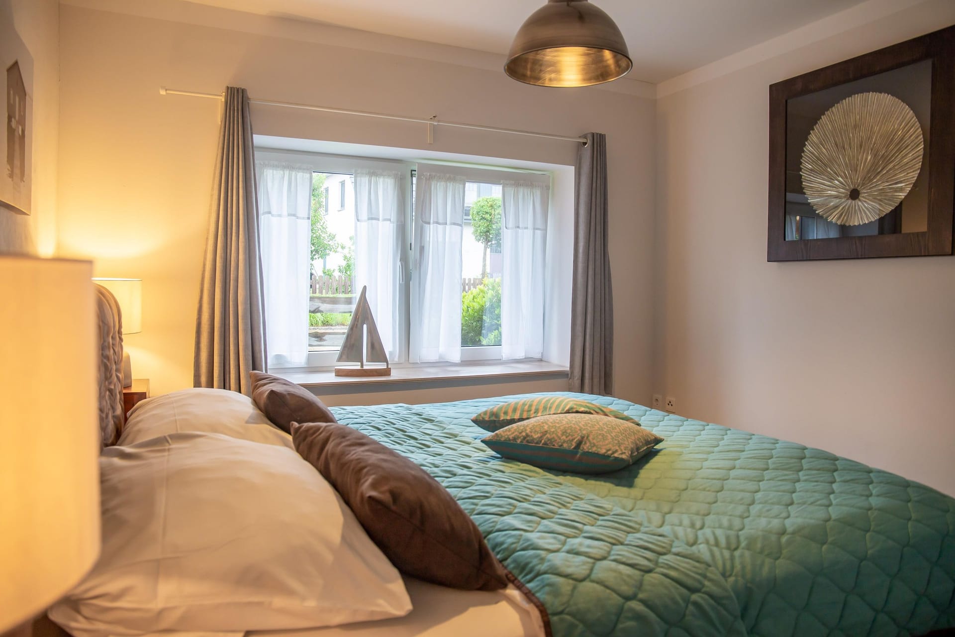 Schlafzimmer mit bequemem Doppelbett