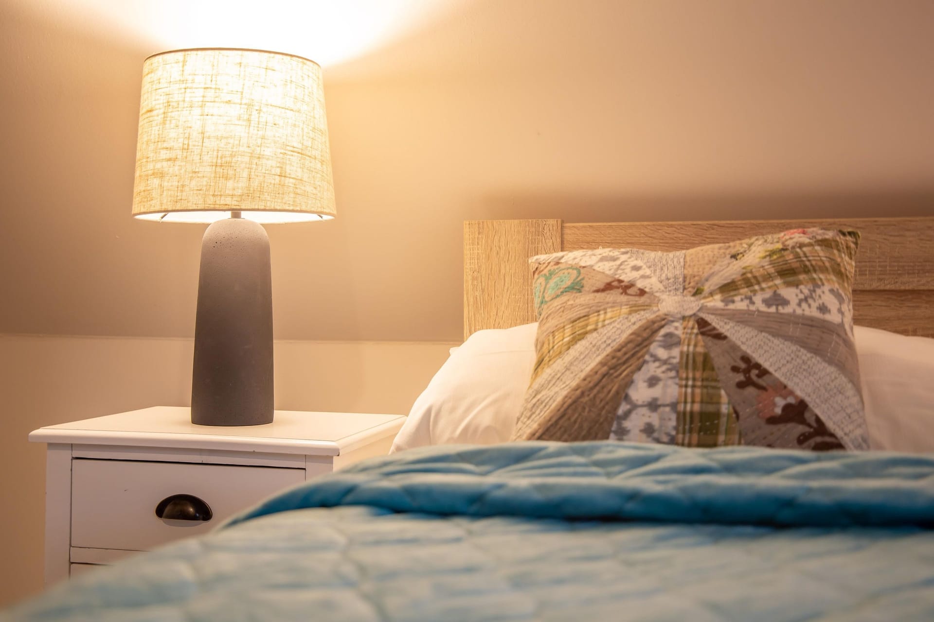 Schlafzimmer mit Bett und stilvoller Lampe