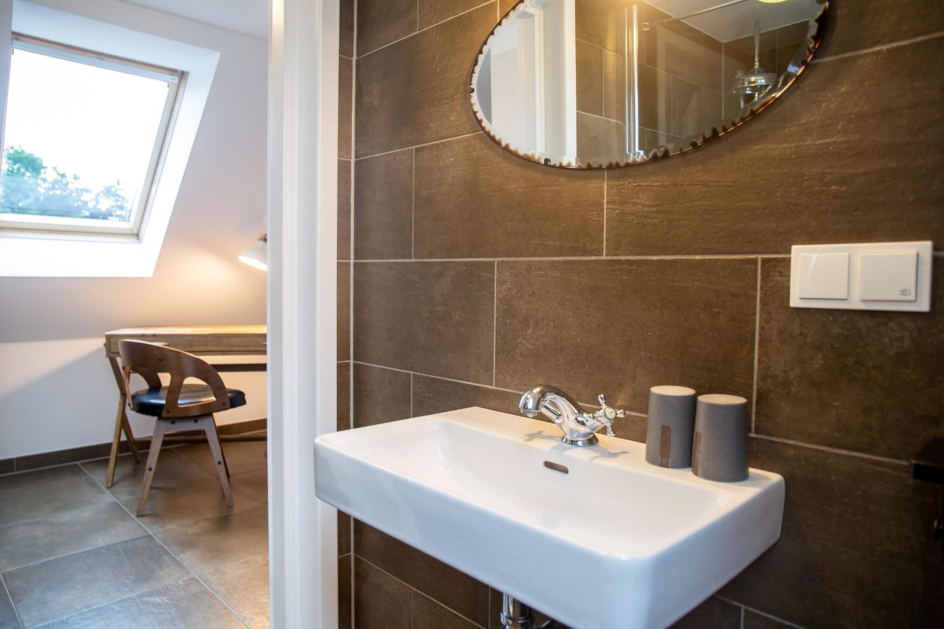 Modernes Badezimmer mit Waschbecken und Spiegel