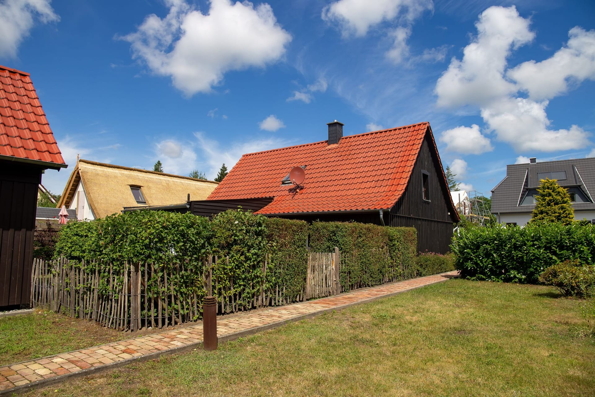 Außenansicht eines Ferienhauses mit rotem Dach