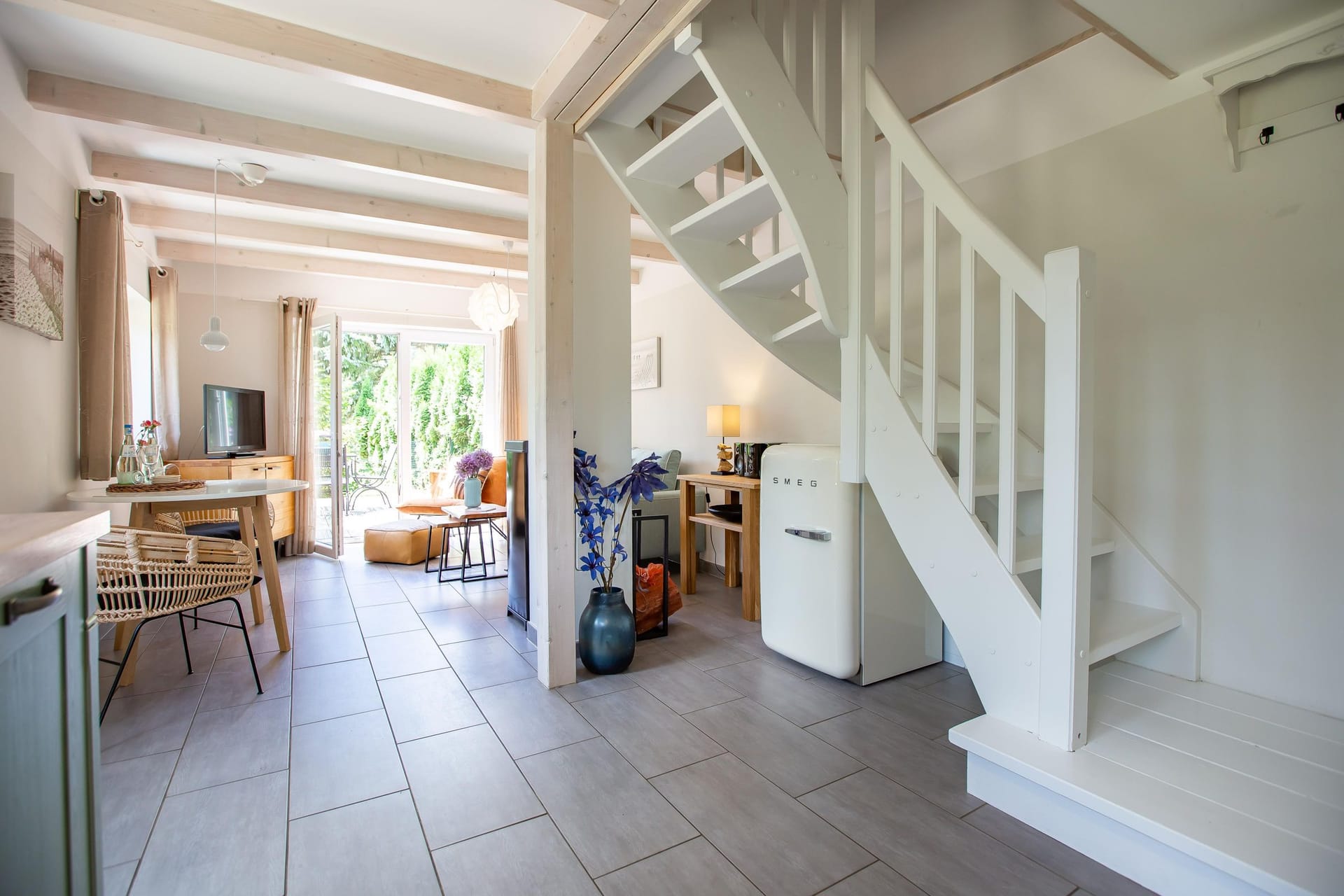 Heller Wohnbereich mit Treppe und Sitzgelegenheiten