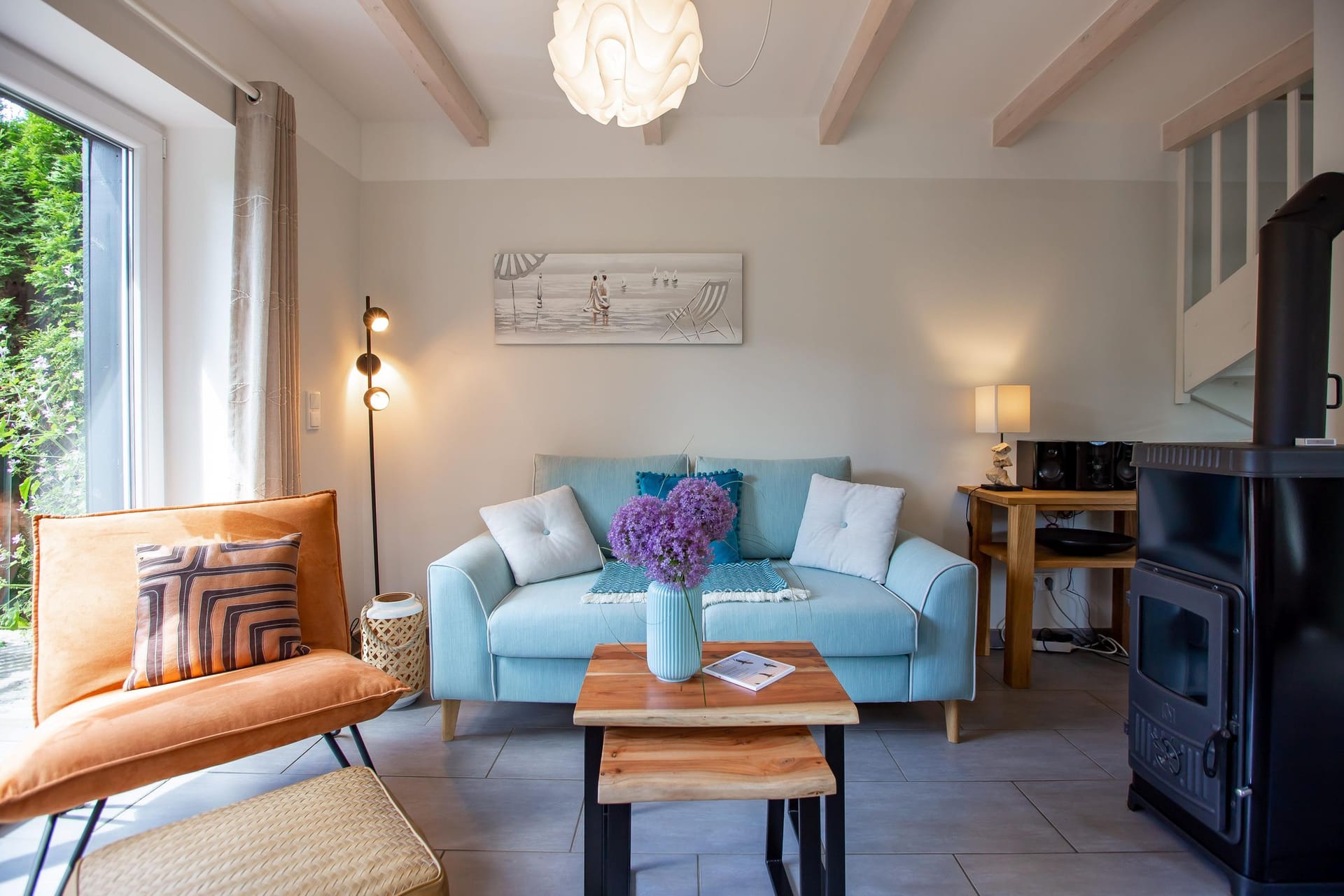 Heller Wohnraum mit blauem Sofa und Tisch
