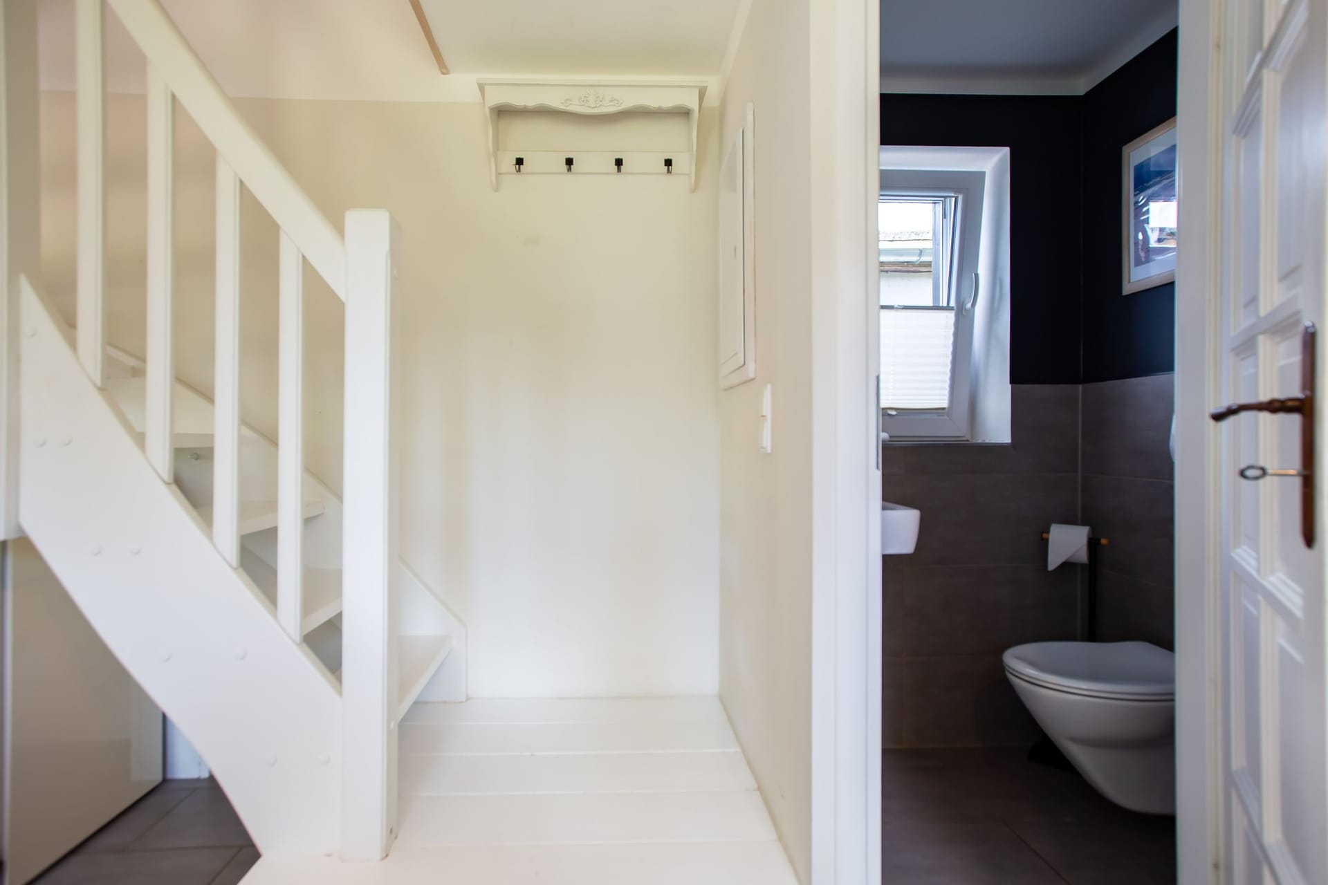 Helles Badezimmer mit Toilette und Fenster