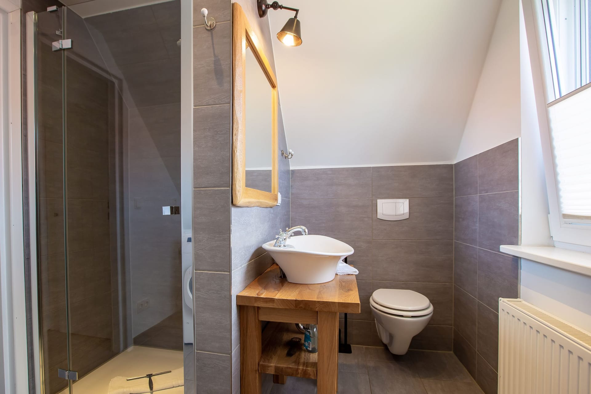 Badezimmer mit Dusche und Waschbecken
