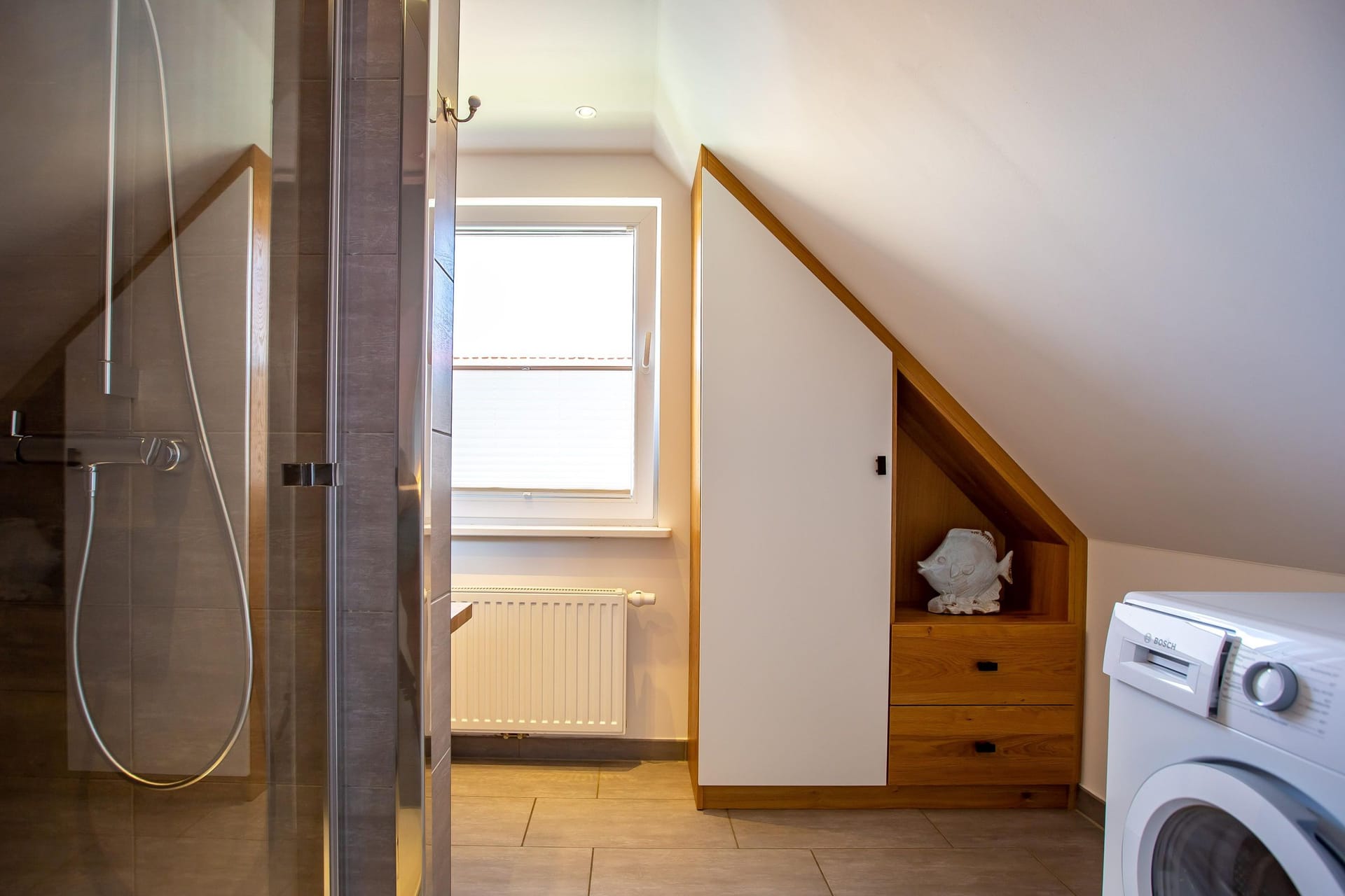 Modernes Badezimmer mit Dusche und Waschmaschine