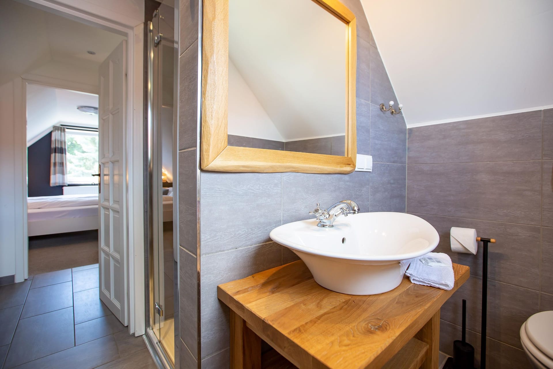 Modernes Badezimmer mit Waschbecken und Spiegel