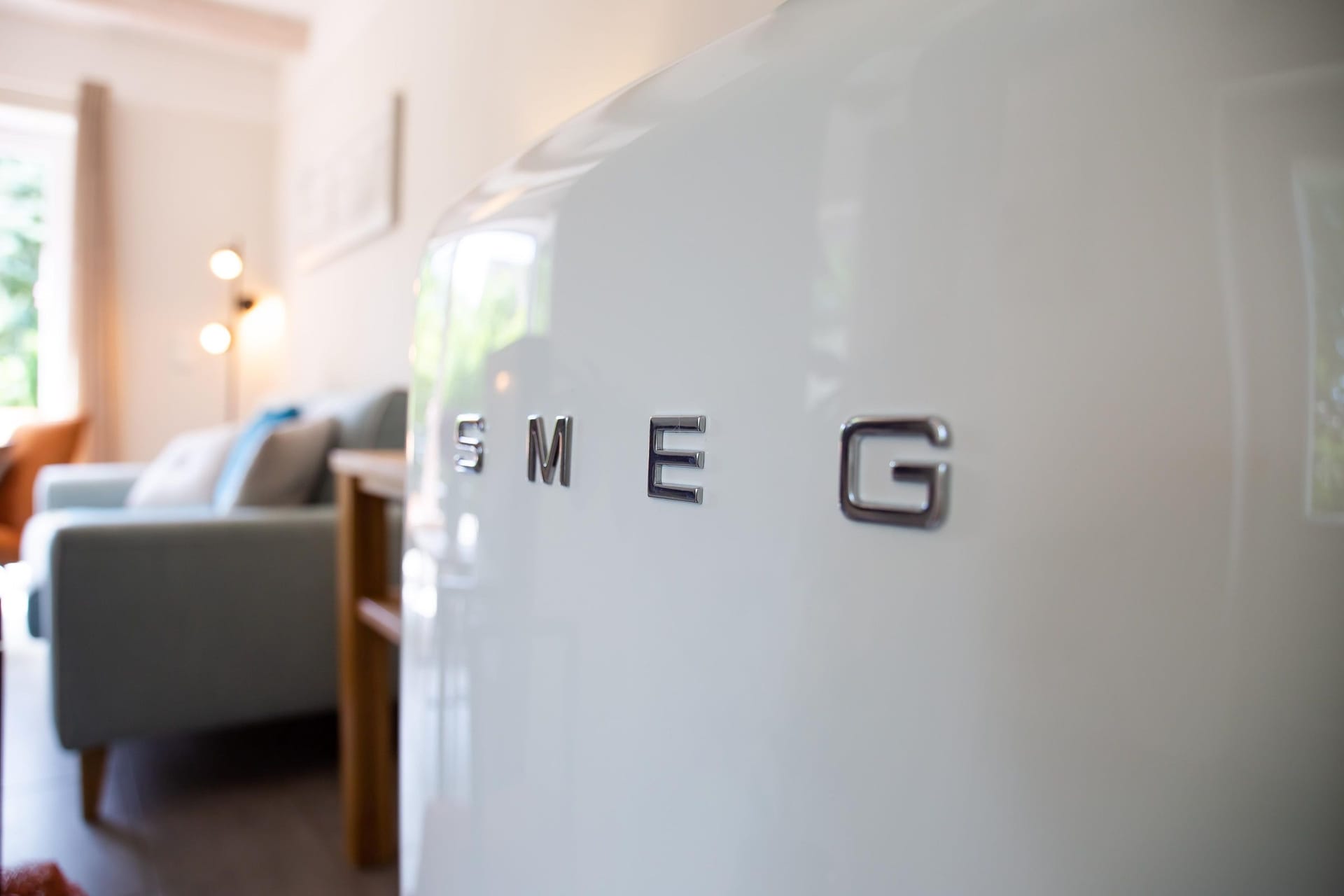 Moderne Küche mit SMEG Kühlschrank