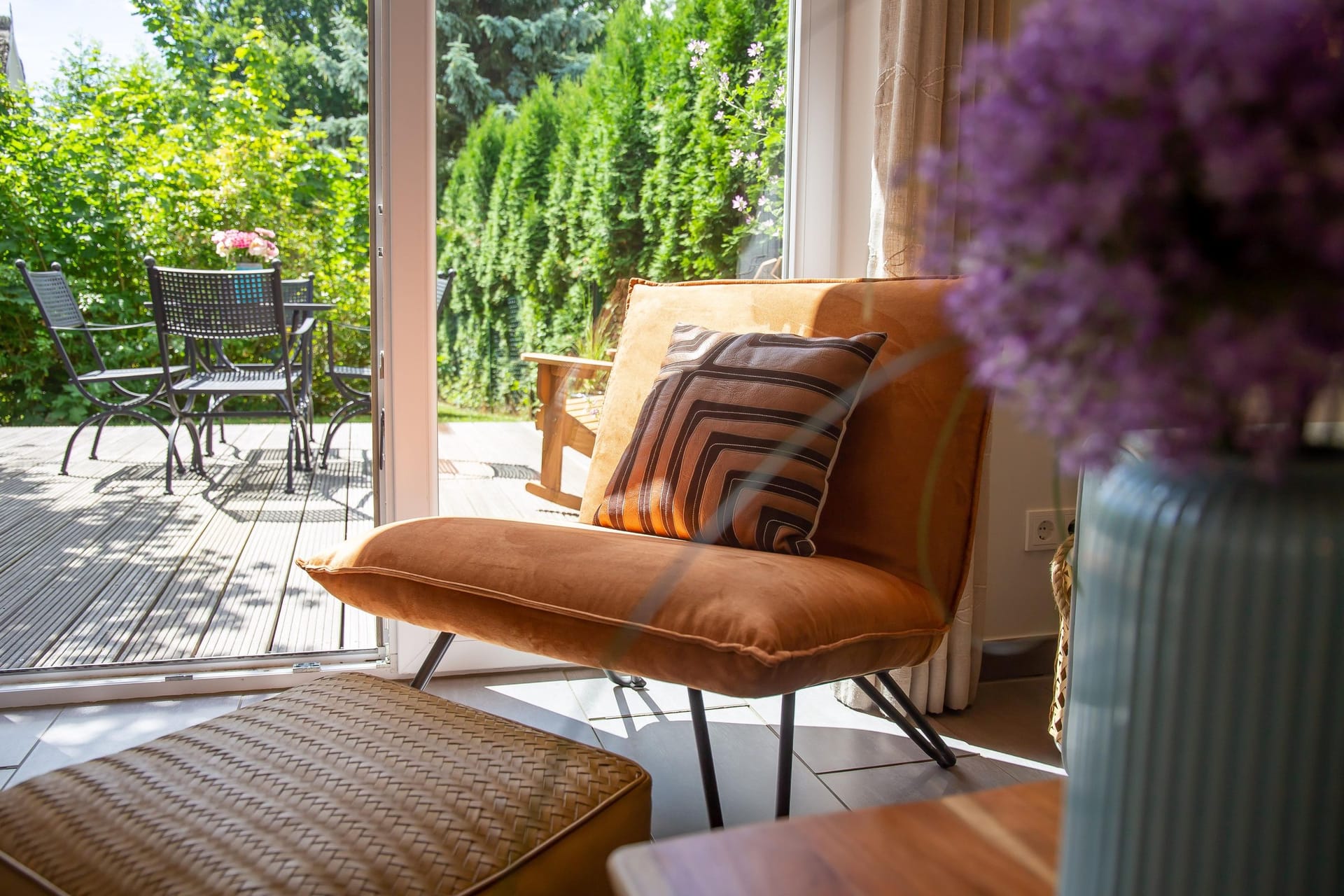 Heller Wohnraum mit Blick auf den Garten