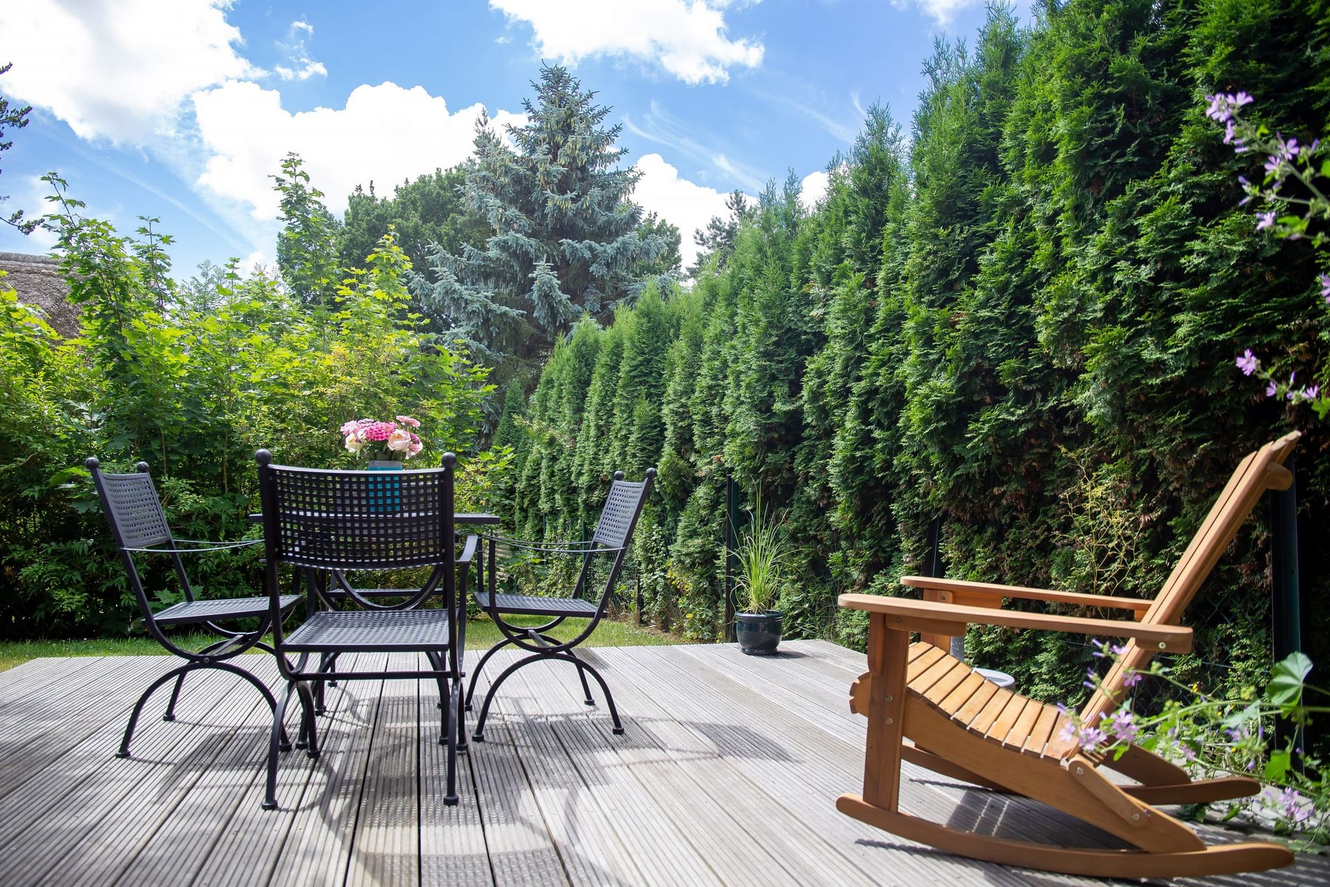 Gemütliche Terrasse mit Blick ins Grüne