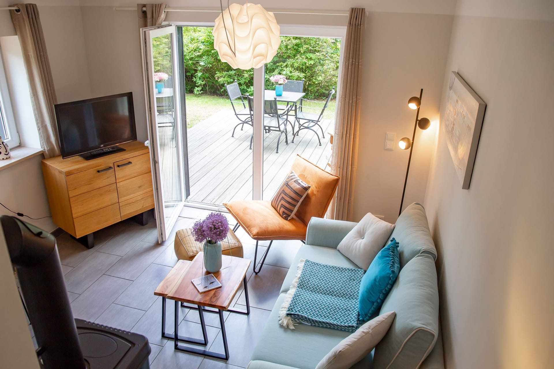 Helles Wohnzimmer mit Sofa und Zugang zur Terrasse