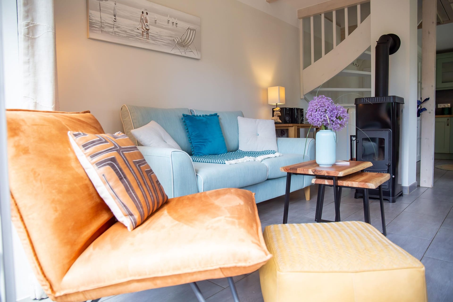 Gemütliches Wohnzimmer mit Sofa und Heizofen