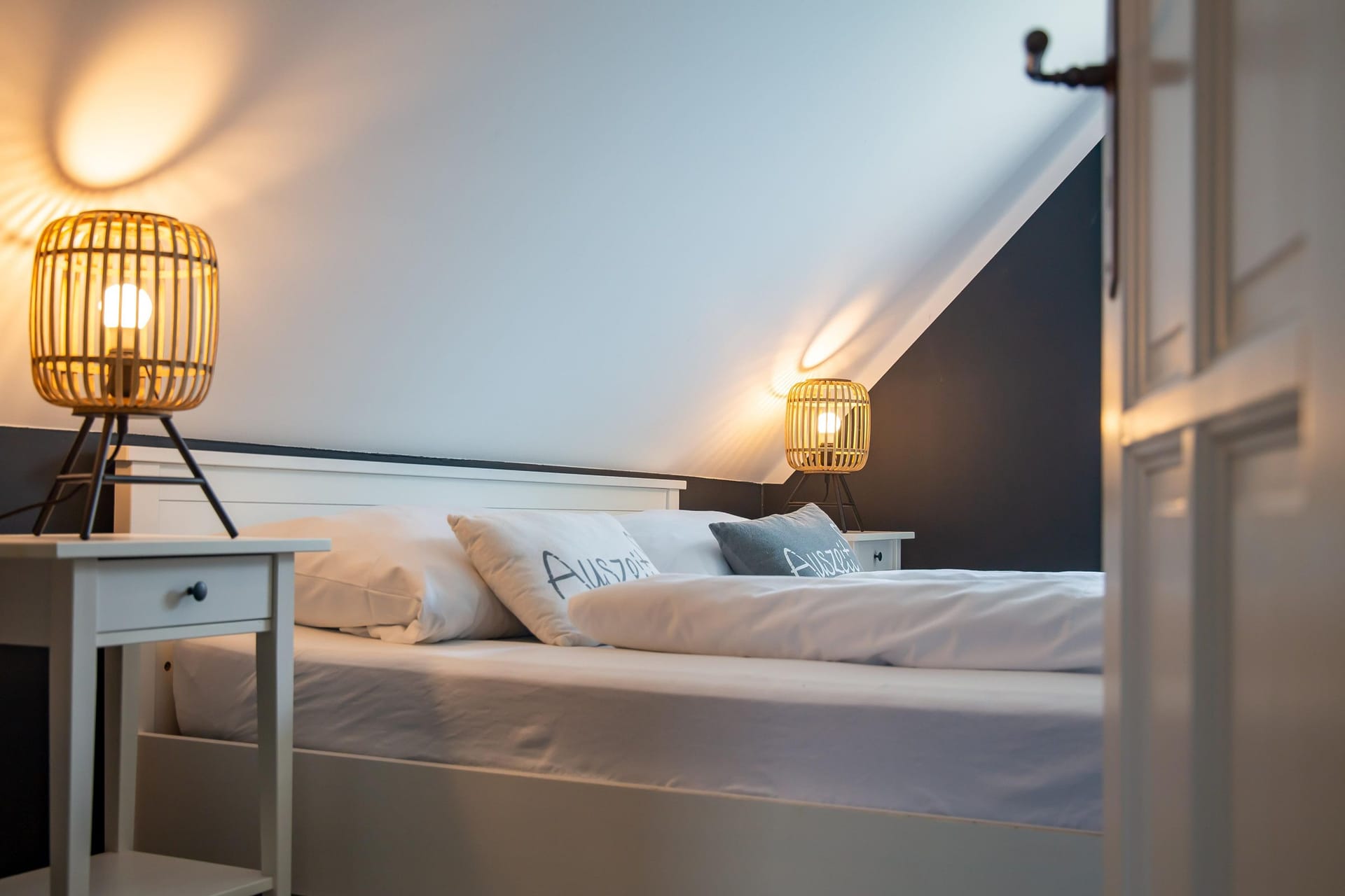 Schlafzimmer mit Doppelbett und stylischen Nachtlampen