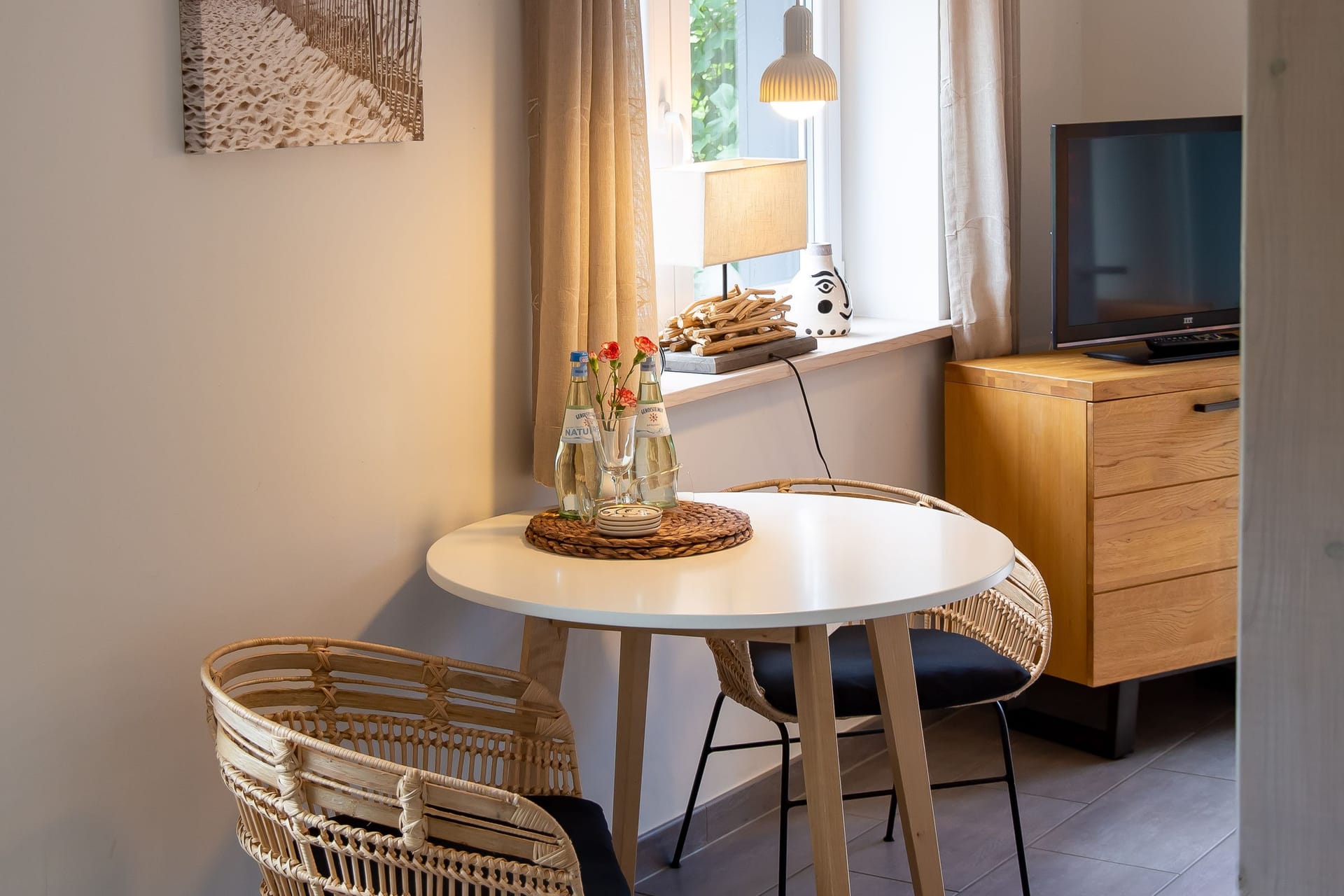 Küche mit Essbereich und Fernseher